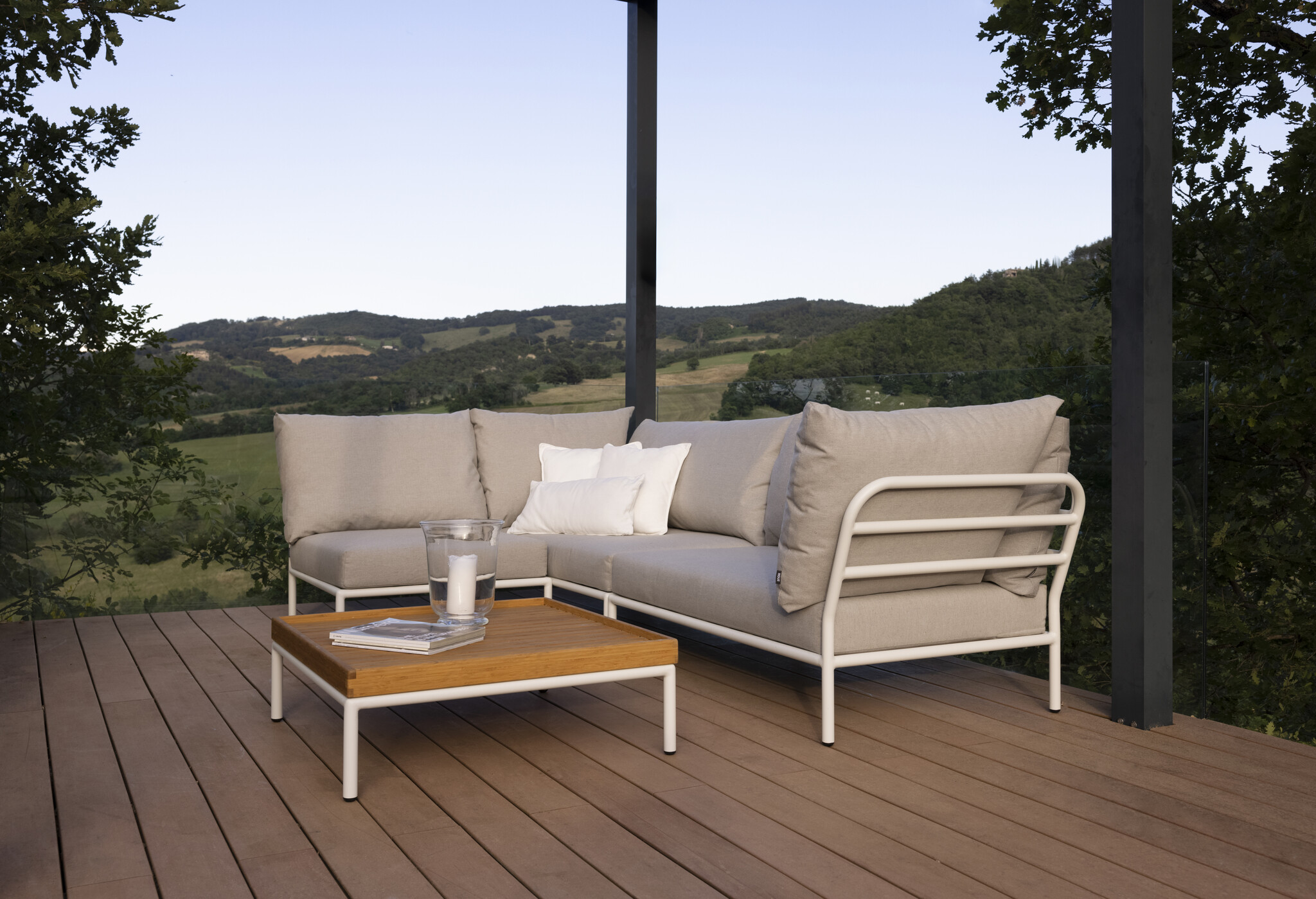 HOUE Level 2 Configuratie: Corner Left (2x) + Corner Right + Coffee Table Bamboo - Muted White Base