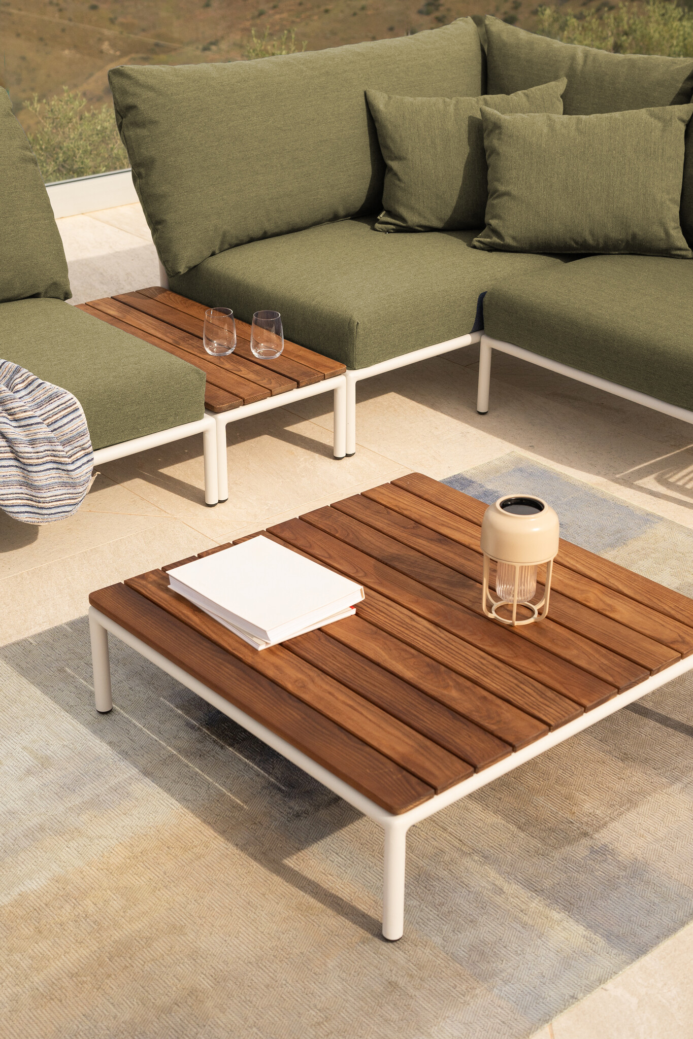 HOUE Level 2 Configuratie: Corner Left (2x) + Chair + Coffee Table Bamboo - Muted White Base