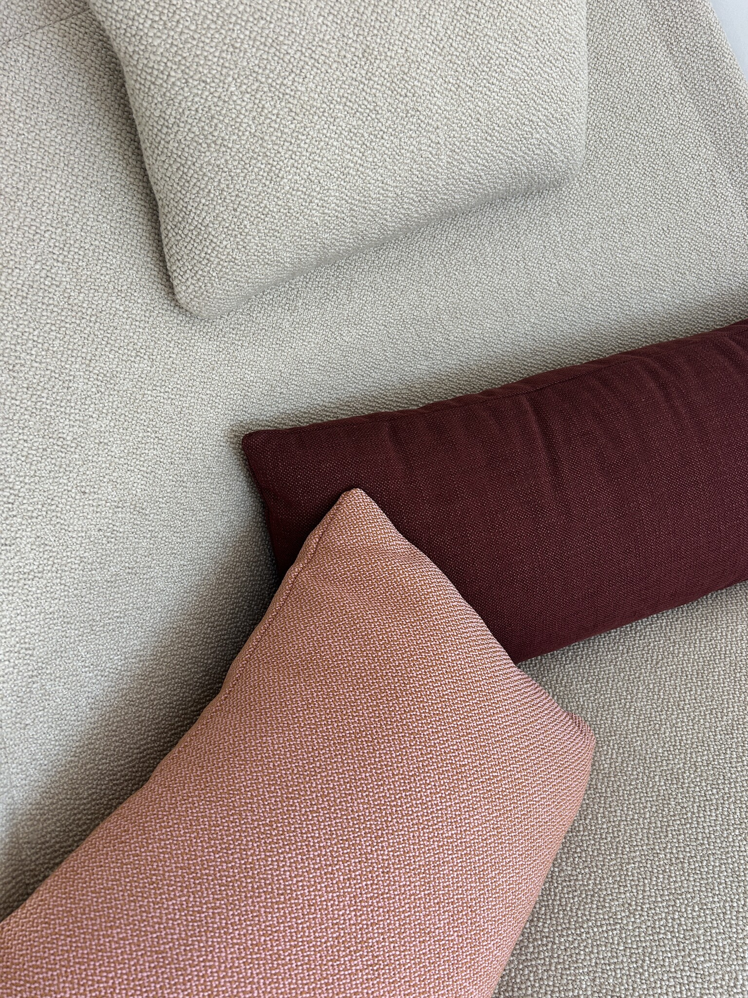 Vitra Slow Chair en Ottoman (stof) - Flocca (beige) - Kussen 40 x 30 (Credo - Pale rose/cognac) - Kussen 65 x 30 (Hola - Chestnut)