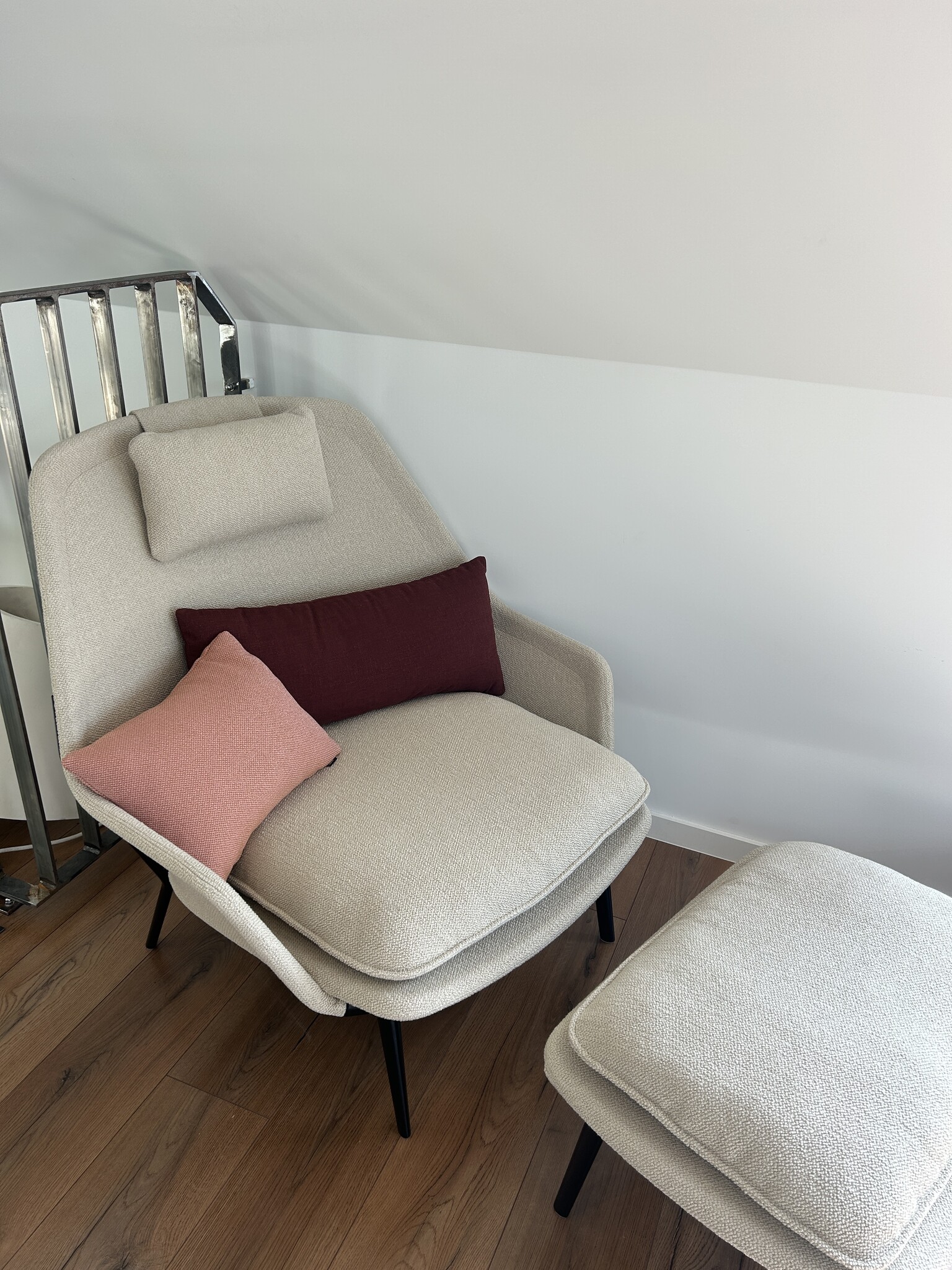 Vitra Slow Chair en Ottoman (stof) - Flocca (beige) - Kussen 40 x 30 (Credo - Pale rose/cognac) - Kussen 65 x 30 (Hola - Chestnut)