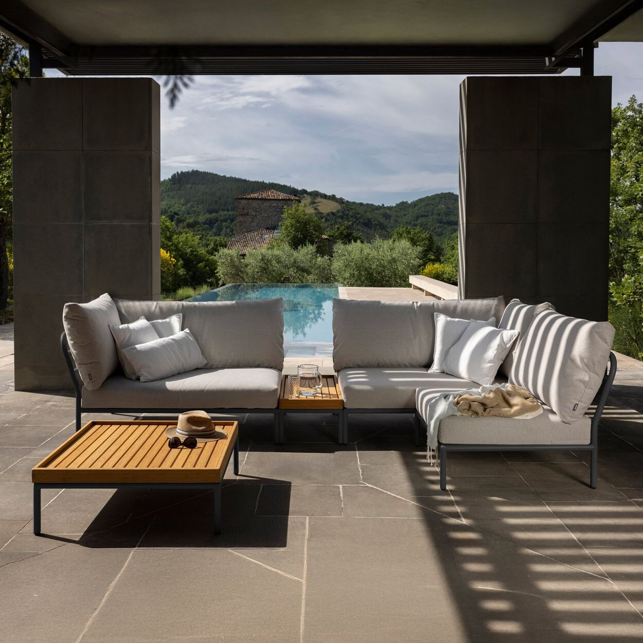 HOUE Level 2 Loungeset - Sunbrella Ash Heritage/Dark Grey powder coated aluminium