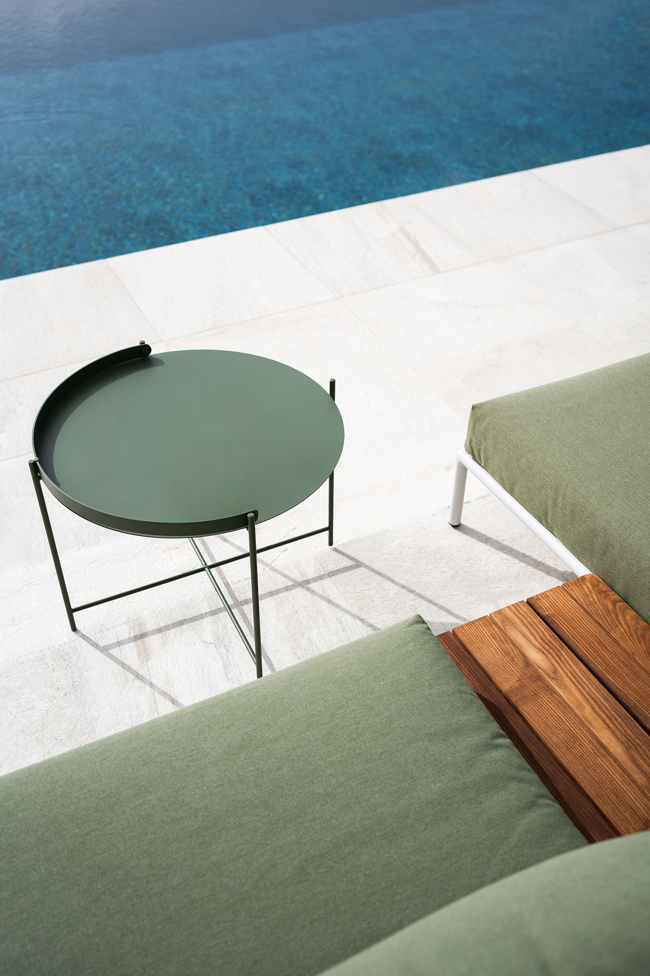 HOUE EDGE Tray Table M ø62 cm Olive Green - SHOWROOMMODEL