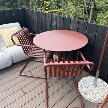 HAY Palissade set: Cone Table - Round 90 cm Iron Red + 2x Cantilever Dining Armchair Iron Red