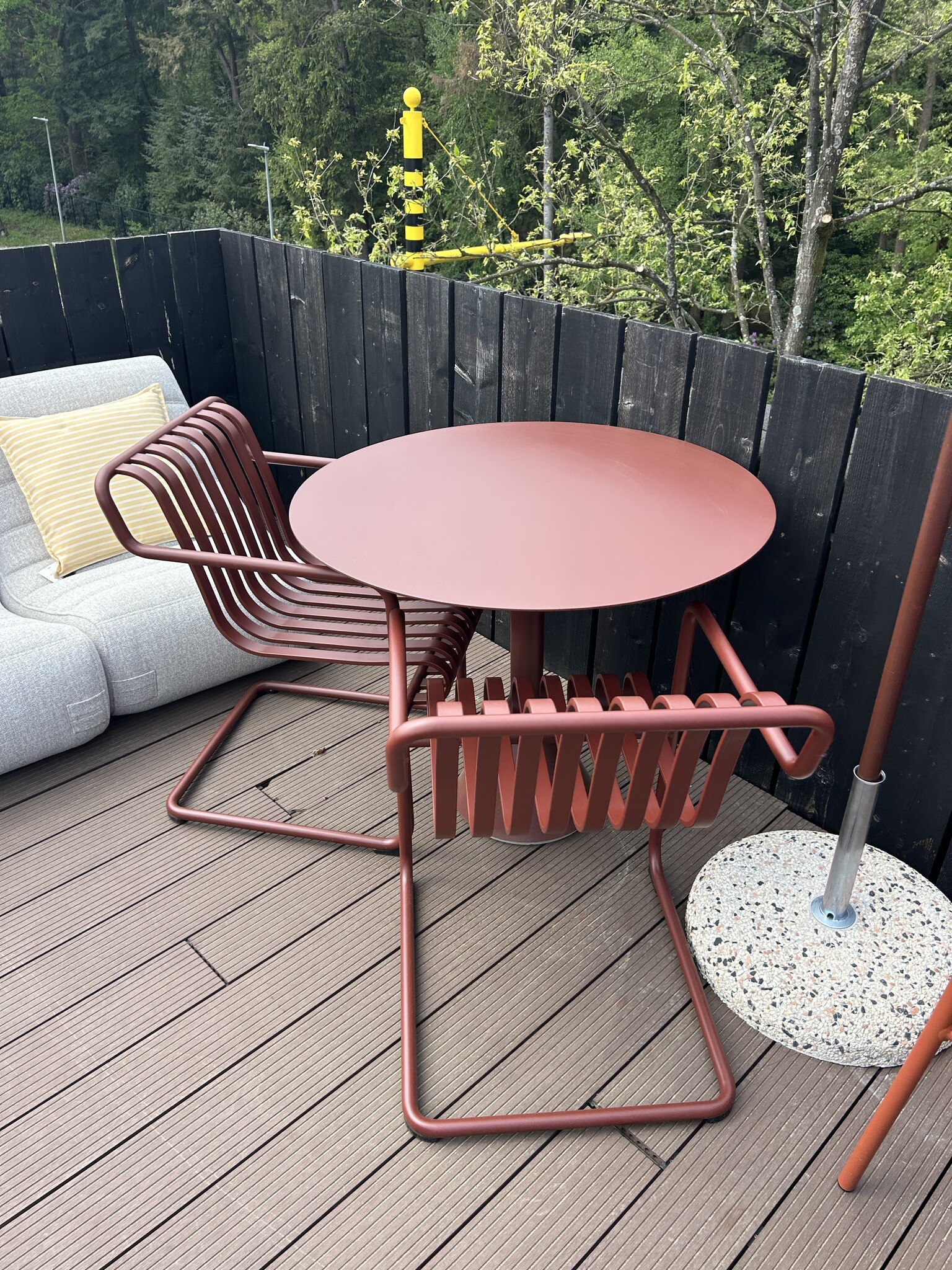 HAY Palissade set: Cone Table - Round 90 cm Iron Red + 2x Cantilever Dining Armchair Iron Red