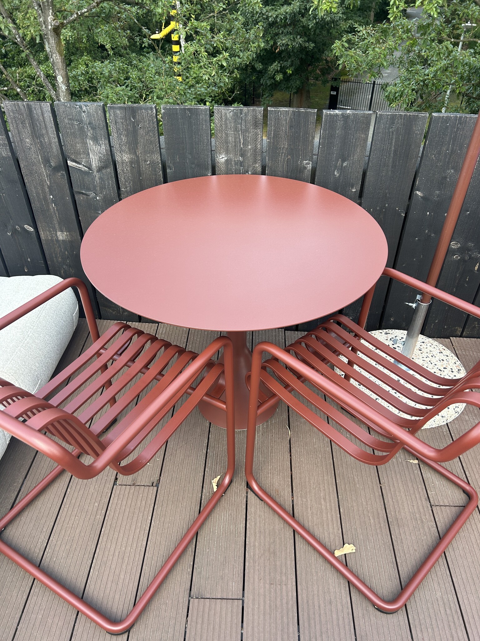 HAY Palissade set: Cone Table - Round 90 cm Iron Red + 2x Cantilever Dining Armchair Iron Red
