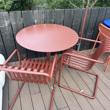 HAY Palissade set: Cone Table - Round 90 cm Iron Red + 2x Cantilever Dining Armchair Iron Red