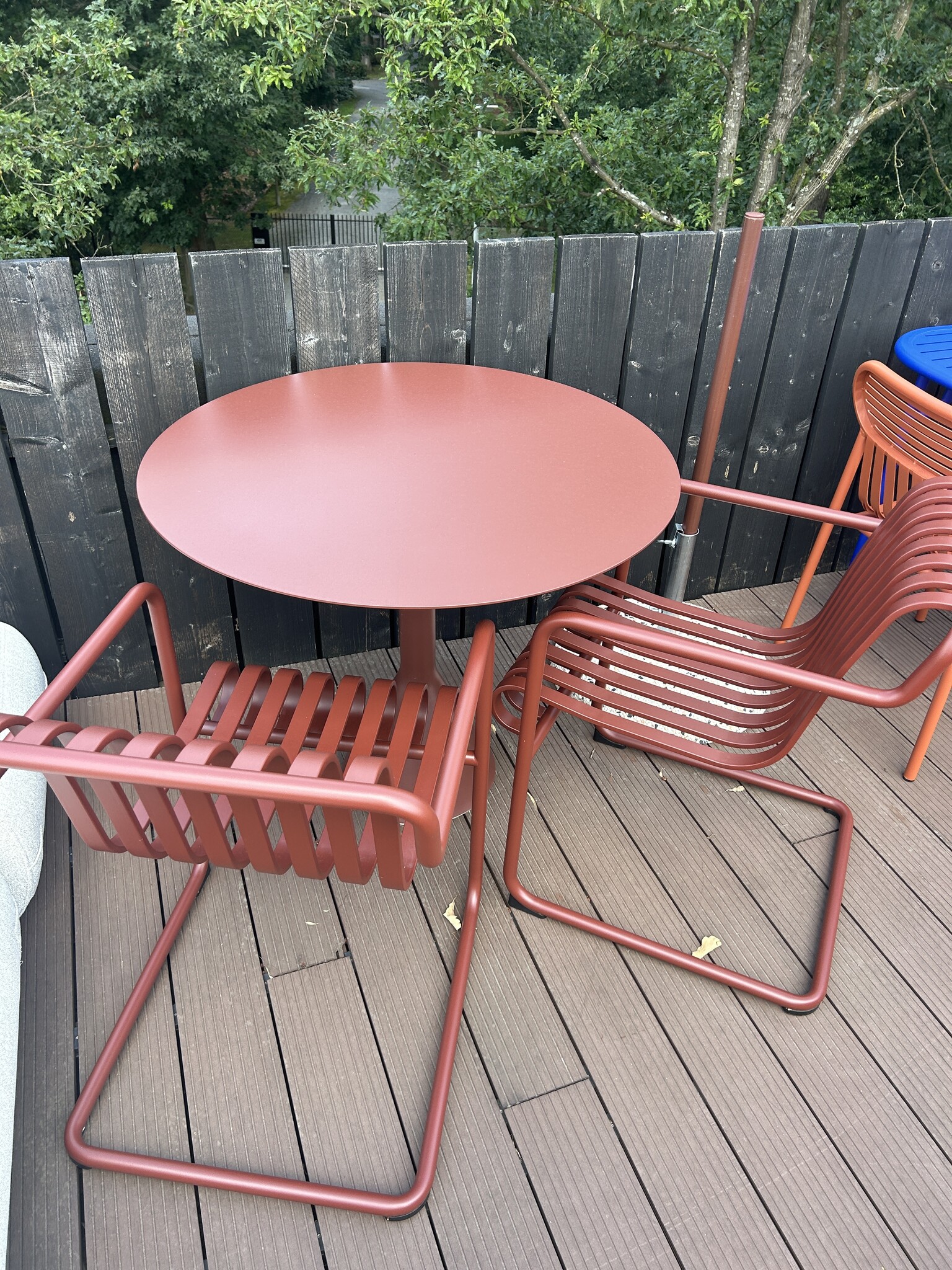 HAY Palissade set: Cone Table - Round 90 cm Iron Red + 2x Cantilever Dining Armchair Iron Red
