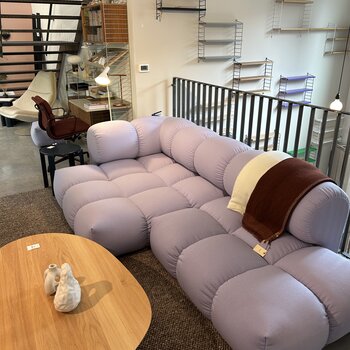 OBJEKTE UNSERER TAGE Sander Sofa Design 06 Max - Vidar 0723 Lilac Blue - SHOWROOMMODEL