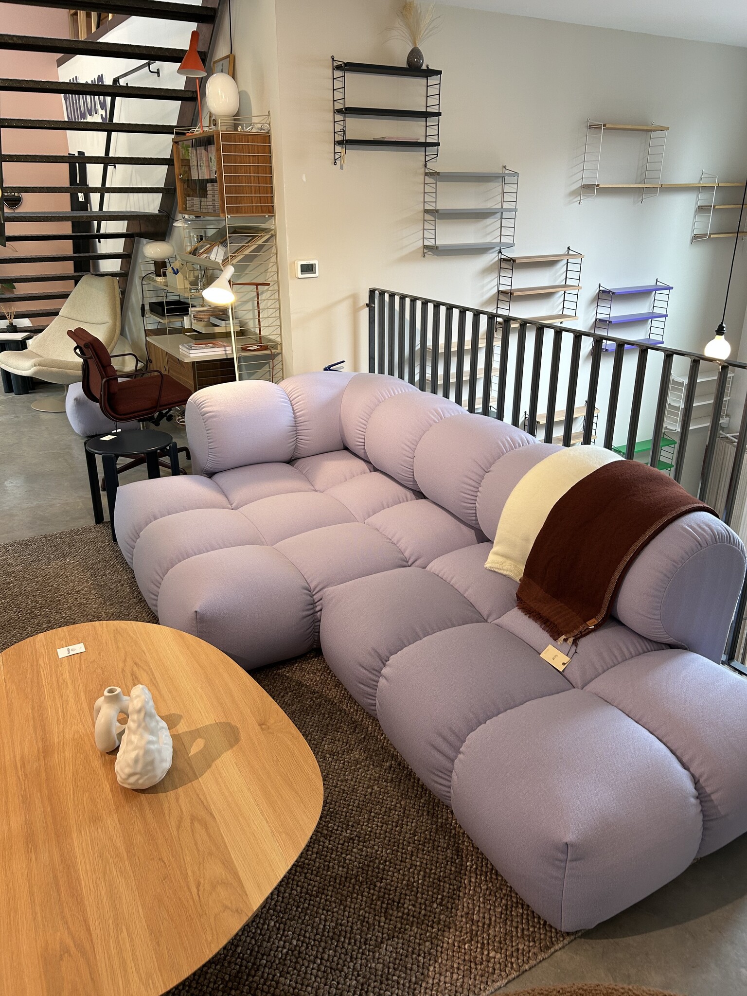 OBJEKTE UNSERER TAGE Sander Sofa Design 06 Max - Vidar 0723 Lilac Blue - SHOWROOMMODEL