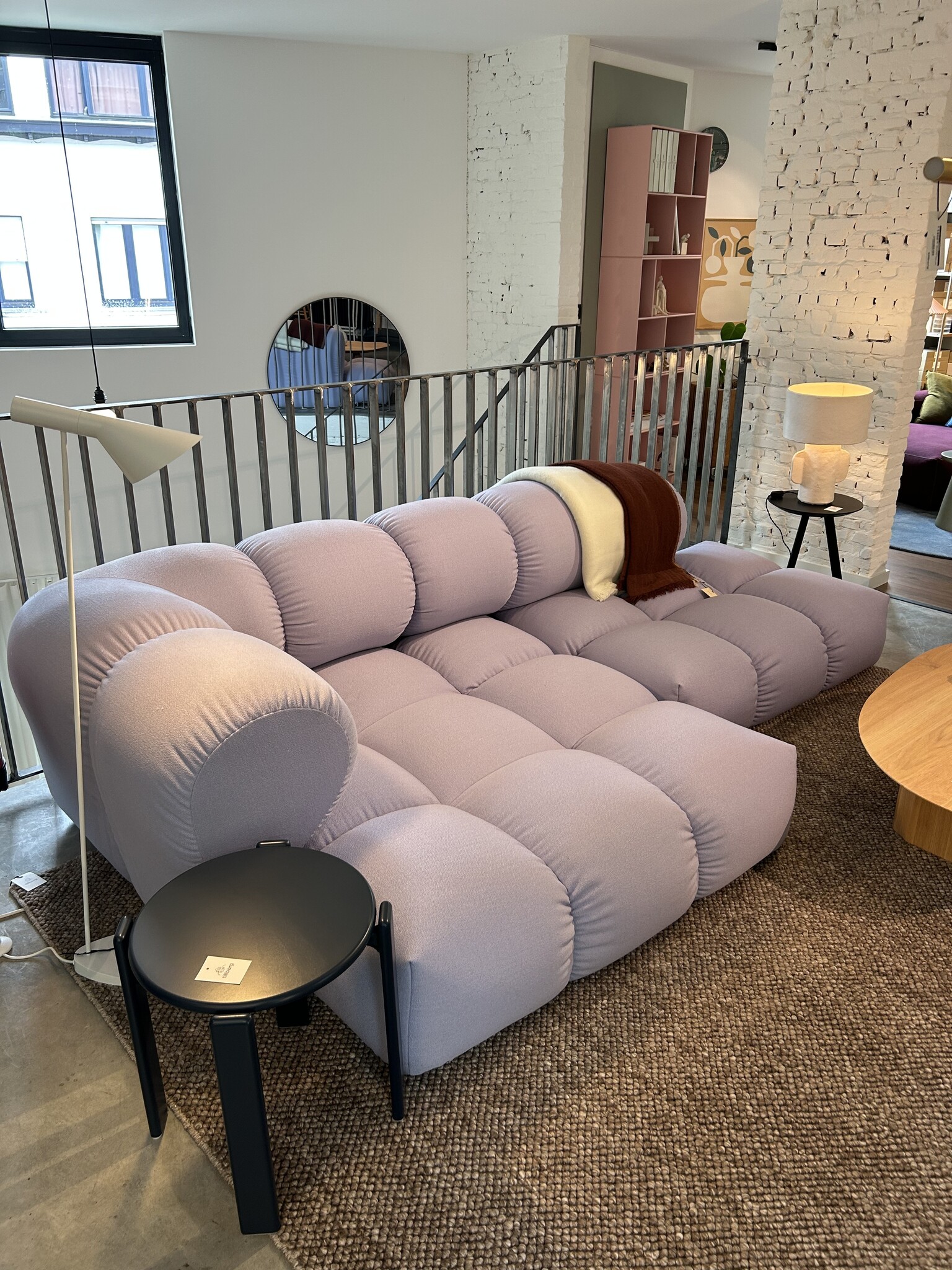 OBJEKTE UNSERER TAGE Sander Sofa Design 06 Max - Vidar 0723 Lilac Blue - SHOWROOMMODEL