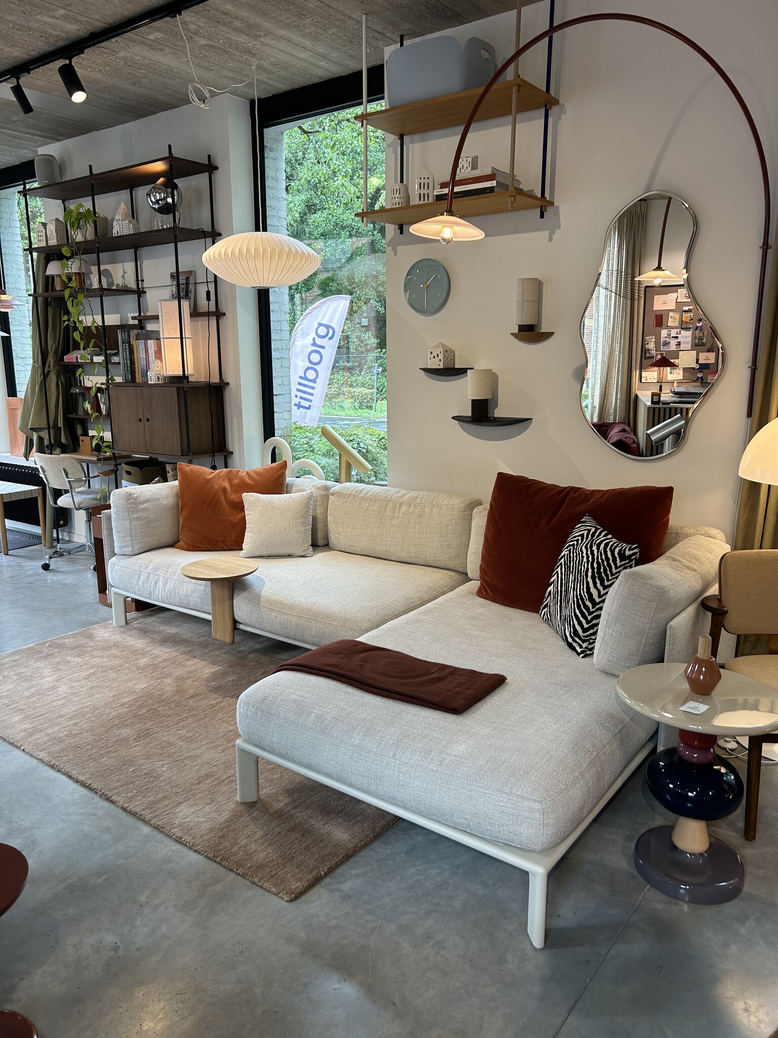 Vitra Anagram sofa - Chalk frame - Corsaro Sand Melange 06 + aanbouwtafel eik ⌀35 - SHOWROOMMODEL