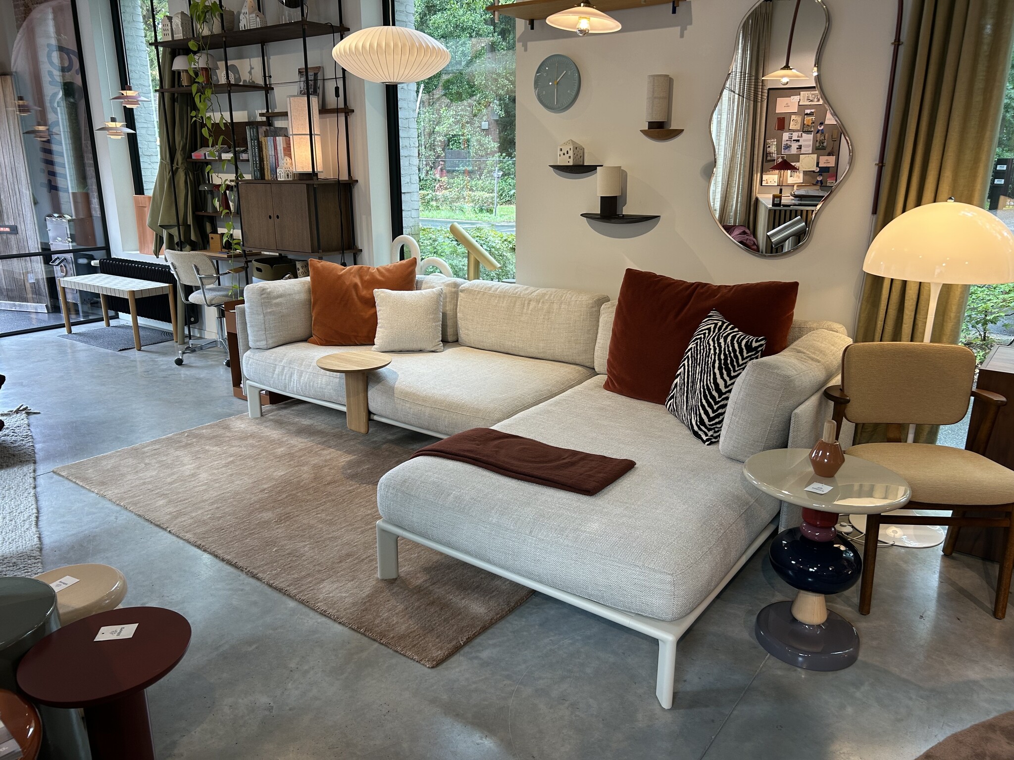Vitra Anagram sofa - Chalk frame - Corsaro Sand Melange 06 + aanbouwtafel eik ⌀35 - SHOWROOMMODEL
