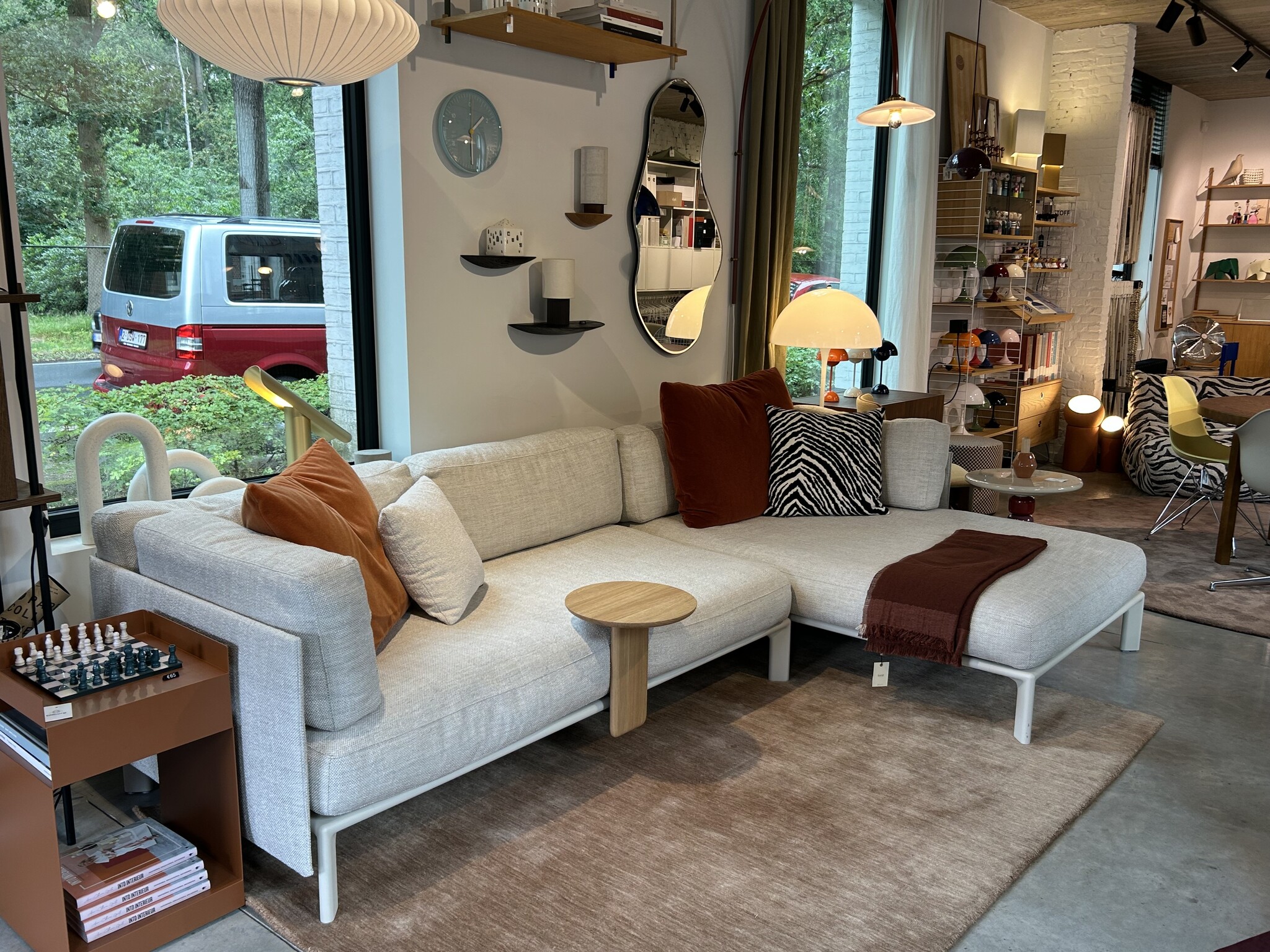 Vitra Anagram sofa - Chalk frame - Corsaro Sand Melange 06 + aanbouwtafel eik ⌀35 - SHOWROOMMODEL
