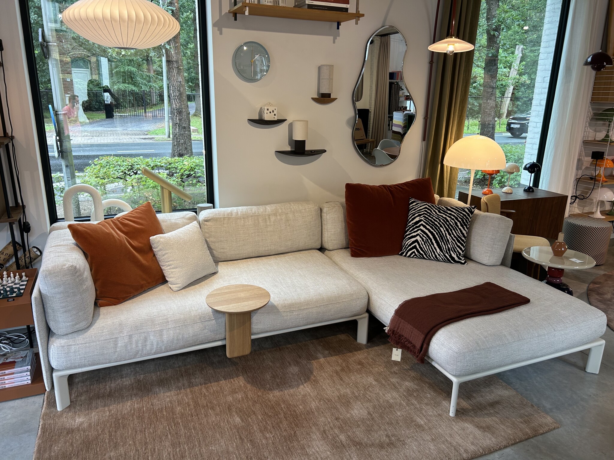 Vitra Anagram sofa - Chalk frame - Corsaro Sand Melange 06 + aanbouwtafel eik ⌀35 - SHOWROOMMODEL