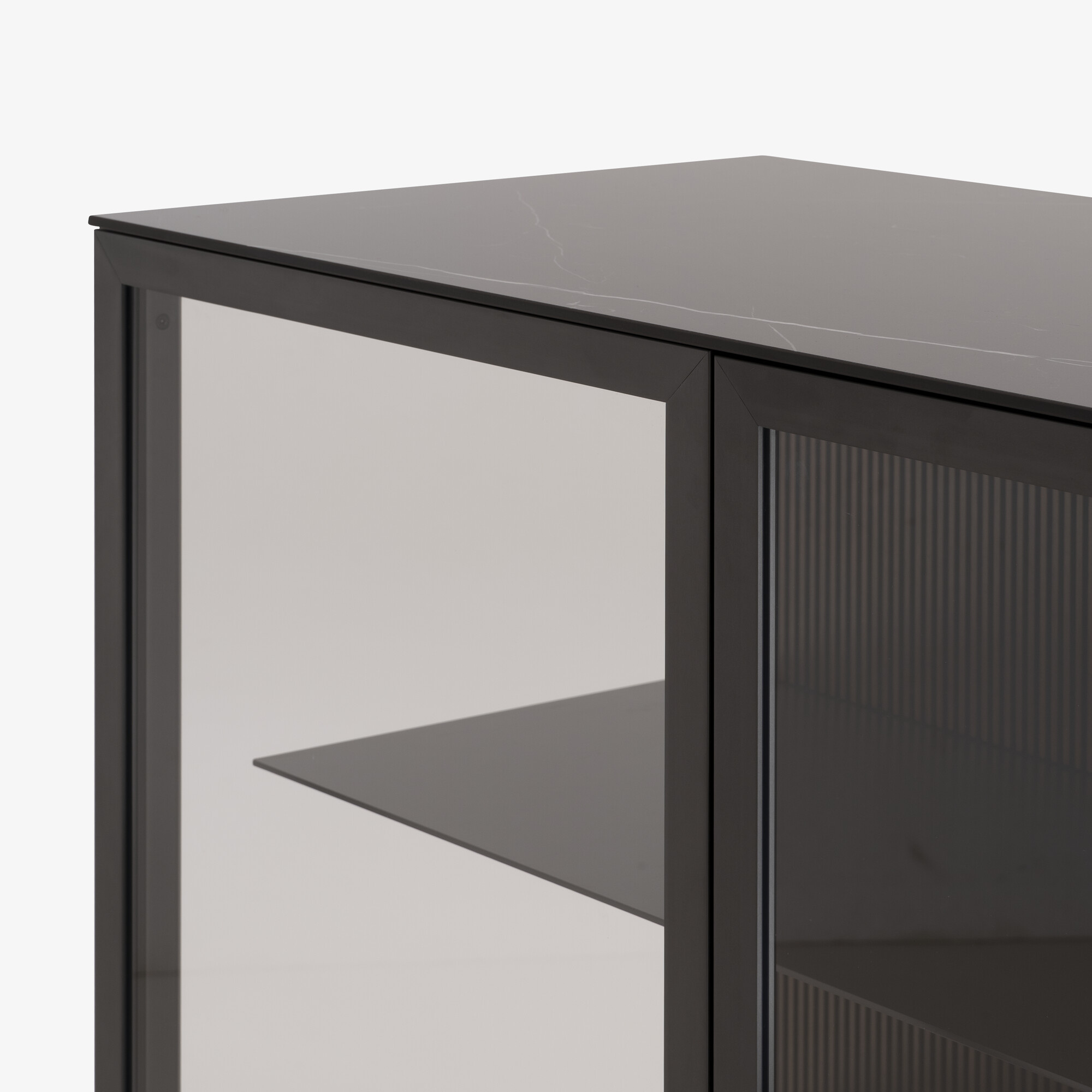 Ligne Roset Selvans Vitrinekast 3 legplanken - Walnoot/Keramiek