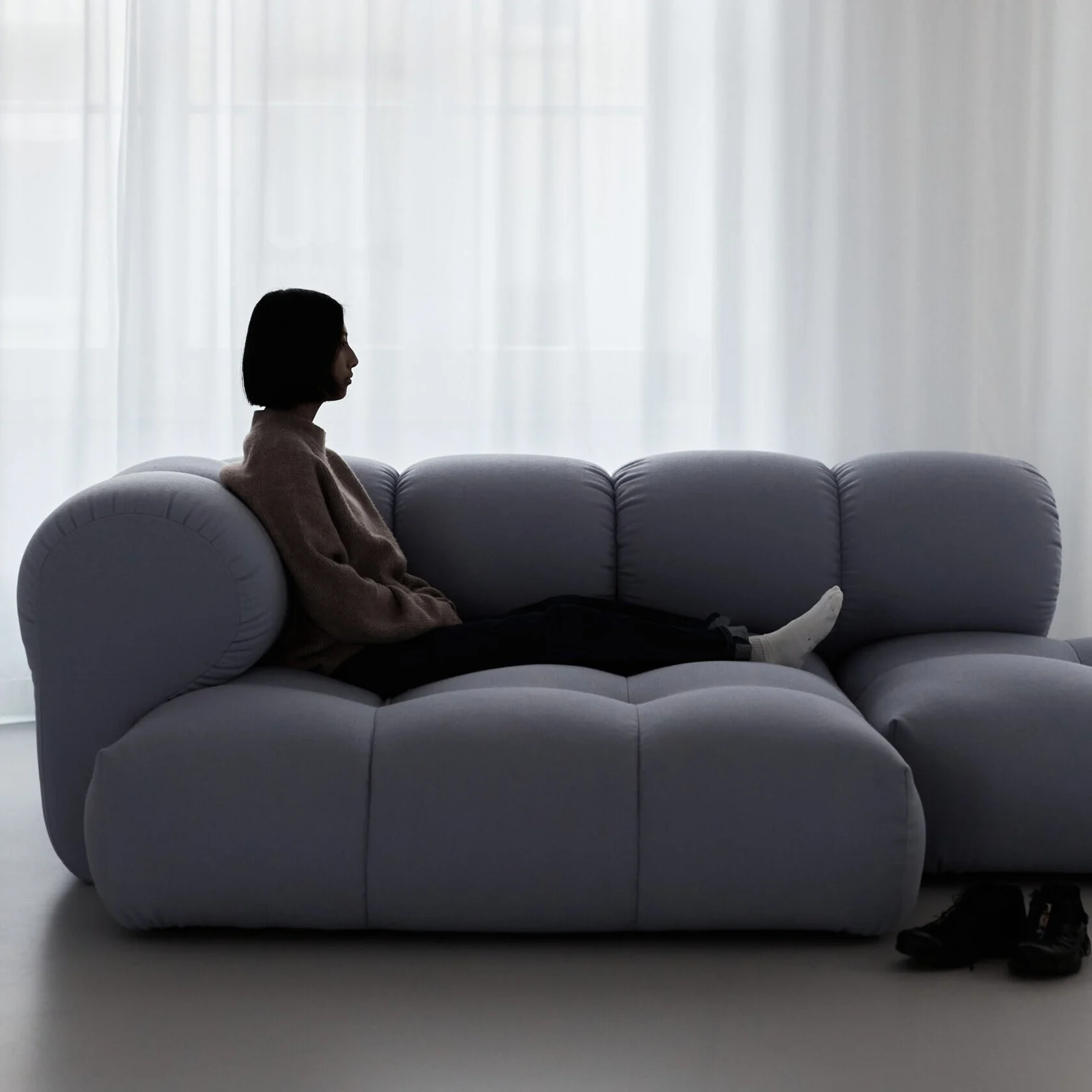 OBJEKTE UNSERER TAGE Sander Sofa Design 06 Max - Vidar 0723 Lilac Blue - SHOWROOMMODEL