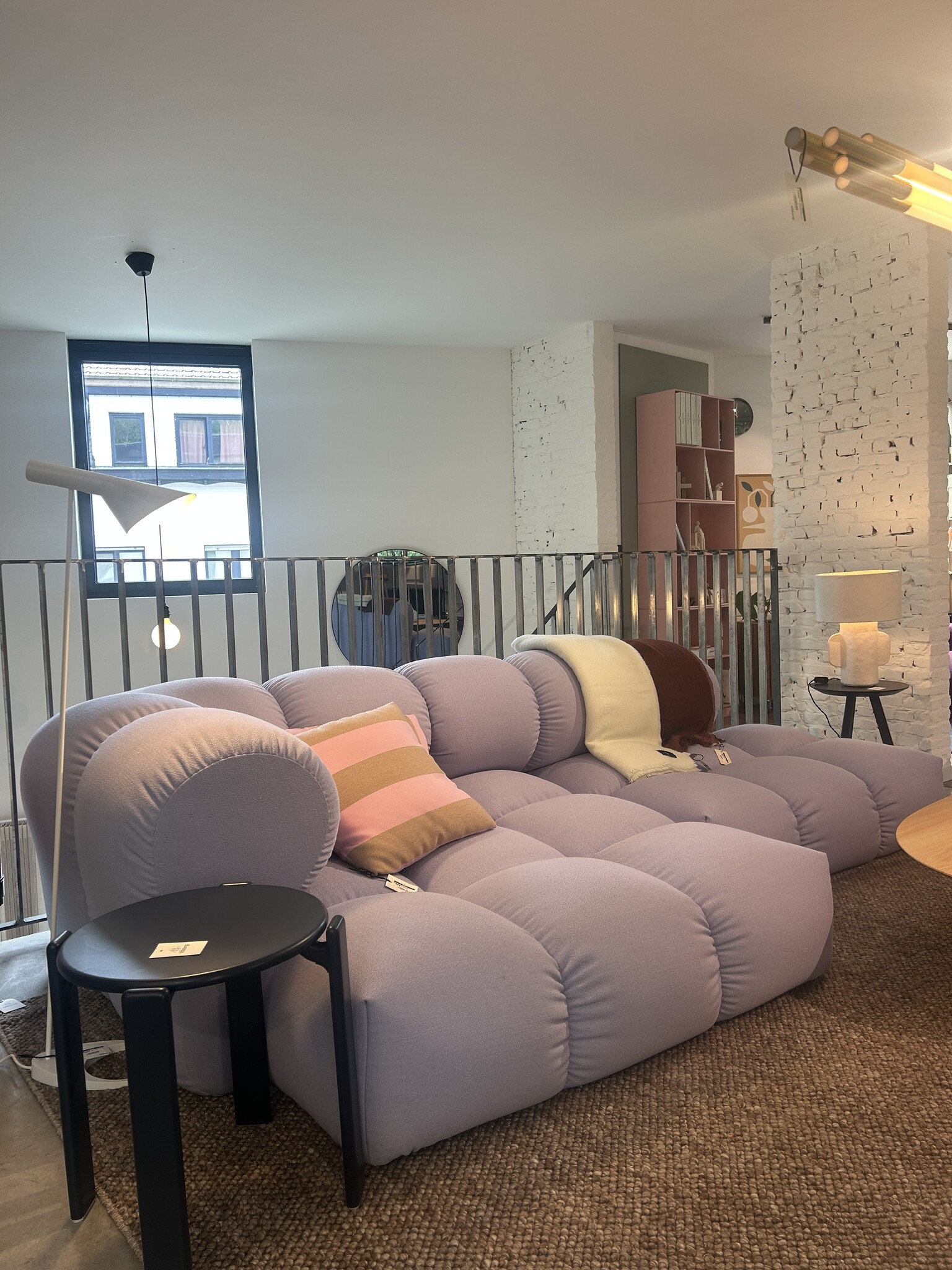 OBJEKTE UNSERER TAGE Sander Sofa Design 06 Max - Vidar 0723 Lilac Blue - SHOWROOMMODEL