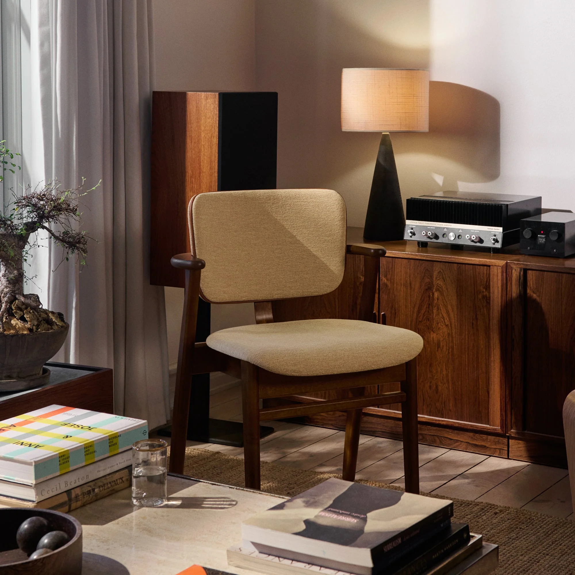Artek Domus Chair SET VAN 4 - Walnut stained - Seat and back upholstered Wow RE pink 6722 - Boordsel in leder Sörensen Prestige Cognac 40680 - SHOWROOM MODEL
