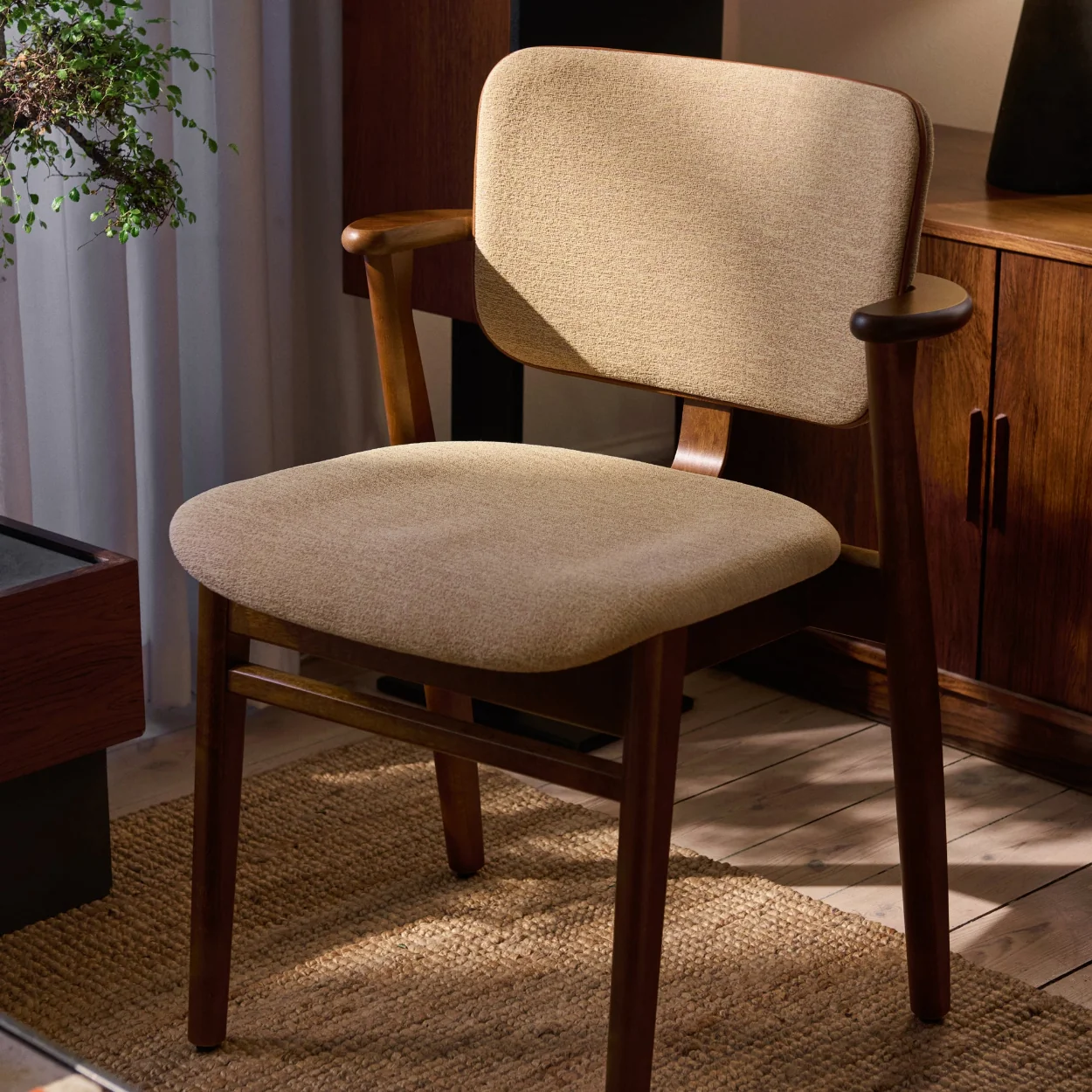 Artek Domus Chair SET VAN 4 - Walnut stained - Seat and back upholstered Wow RE pink 6722 - Boordsel in leder Sörensen Prestige Cognac 40680 - SHOWROOM MODEL
