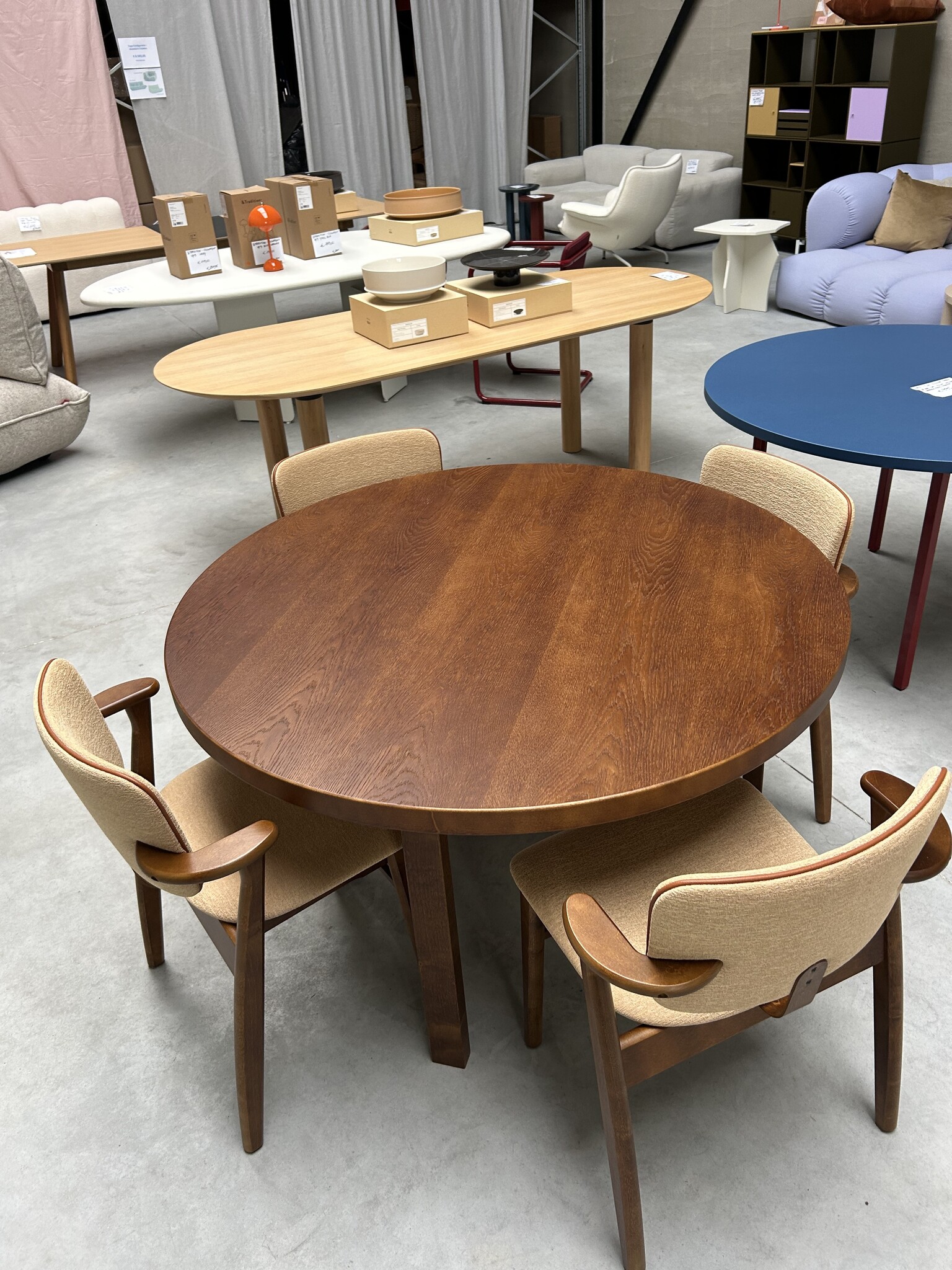 Artek Domus Chair SET VAN 4 - Walnut stained - Seat and back upholstered Wow RE pink 6722 - Boordsel in leder Sörensen Prestige Cognac 40680 - SHOWROOM MODEL