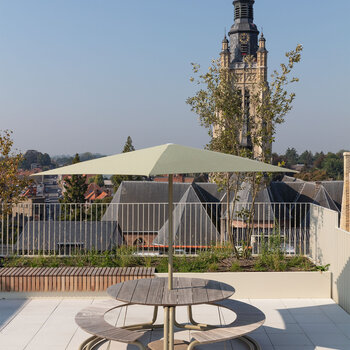 WÜNDER The Shadow parasol - RAL7034 (Incl. base & cover) - SHOWROOMMODEL