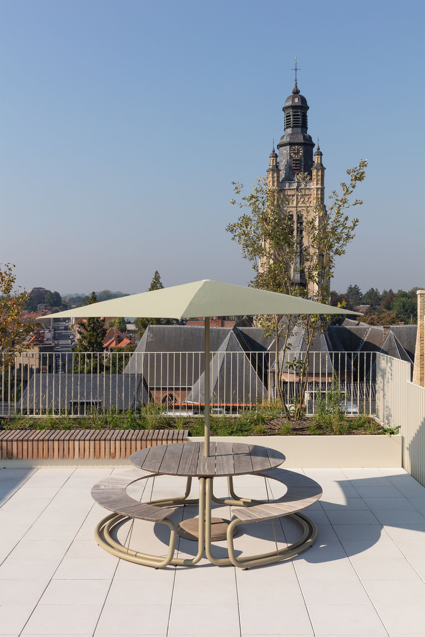 WÜNDER The Shadow parasol - RAL7034 (Incl. base & cover) - SHOWROOMMODEL
