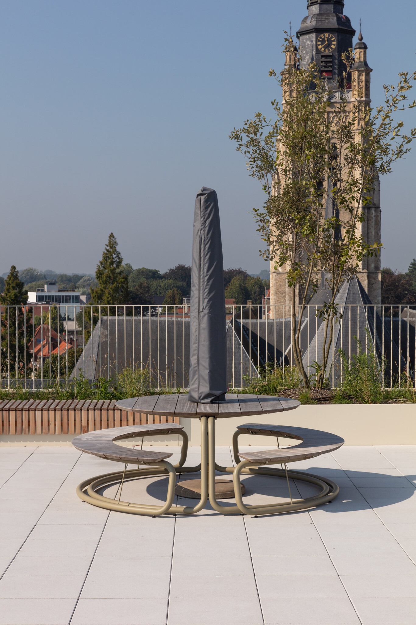 WÜNDER The Shadow parasol - RAL7034 (Incl. base & cover) - SHOWROOMMODEL