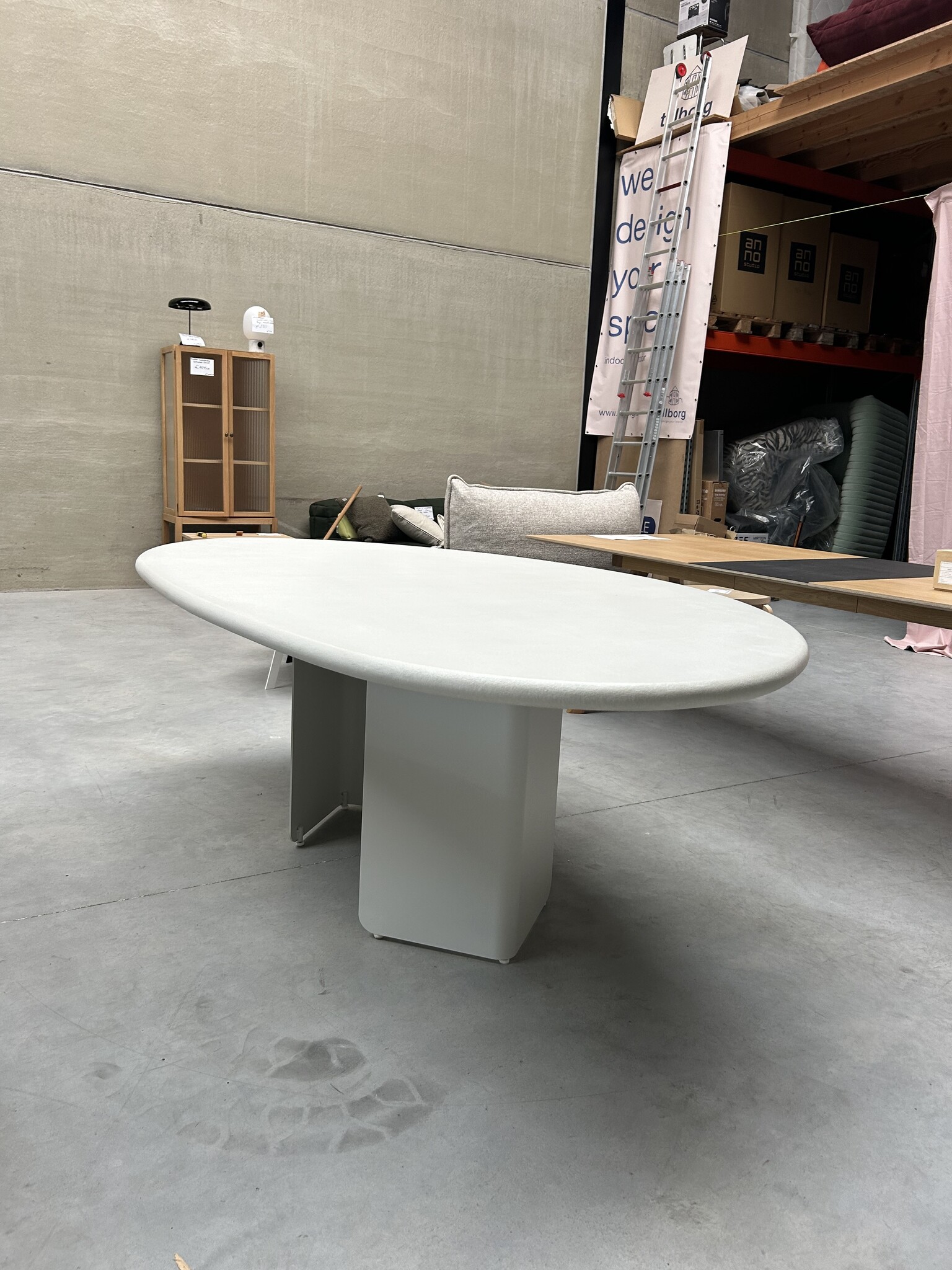 TOOON by Toon De Somer Taso Table organic customized metal leg cement 290 x 128 cm White - SHOWROOMMODEL