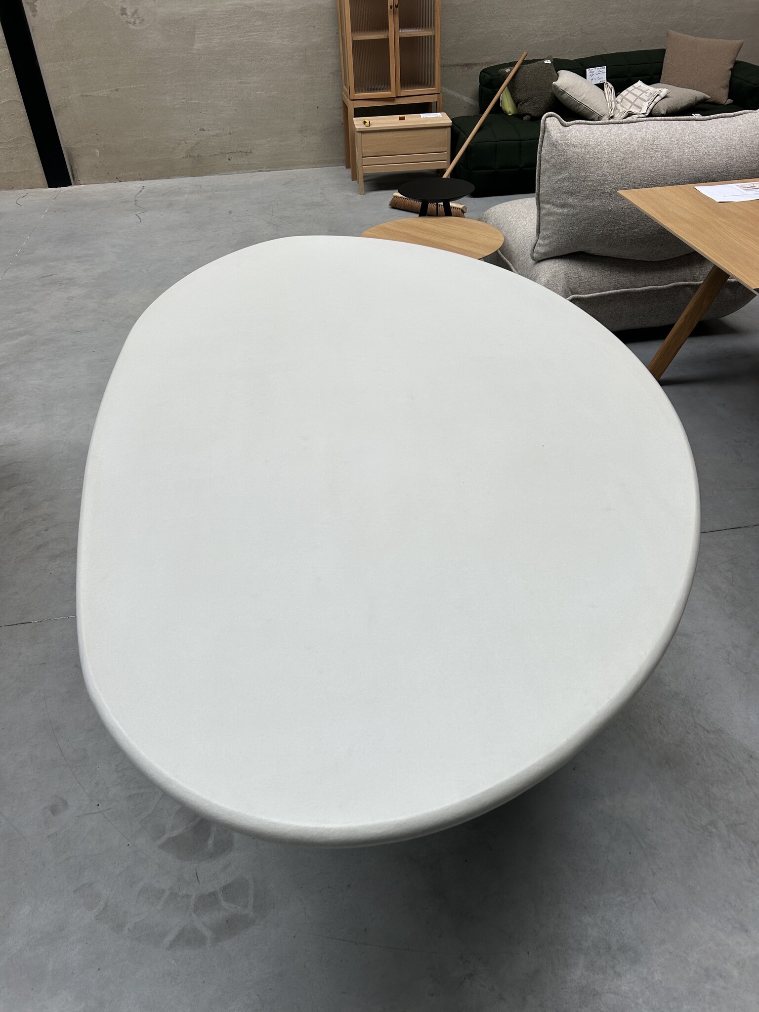 TOOON by Toon De Somer Taso Table organic customized metal leg cement 290 x 128 cm White - SHOWROOMMODEL