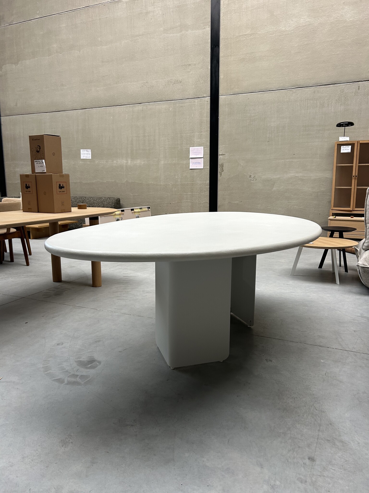 TOOON by Toon De Somer Taso Table organic customized metal leg cement 290 x 128 cm White - SHOWROOMMODEL
