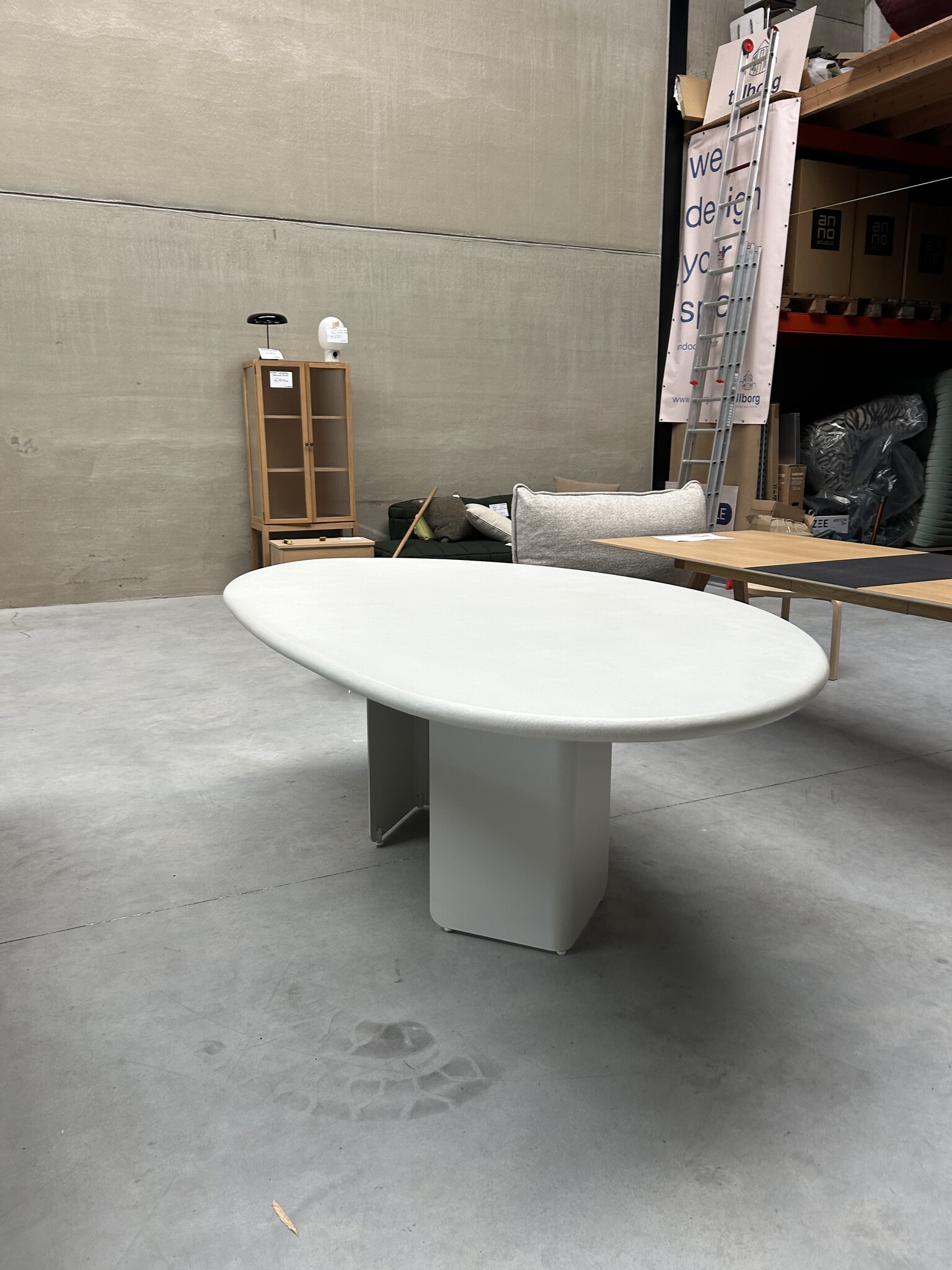 TOOON by Toon De Somer Taso Table organic customized metal leg cement 290 x 128 cm White - SHOWROOMMODEL