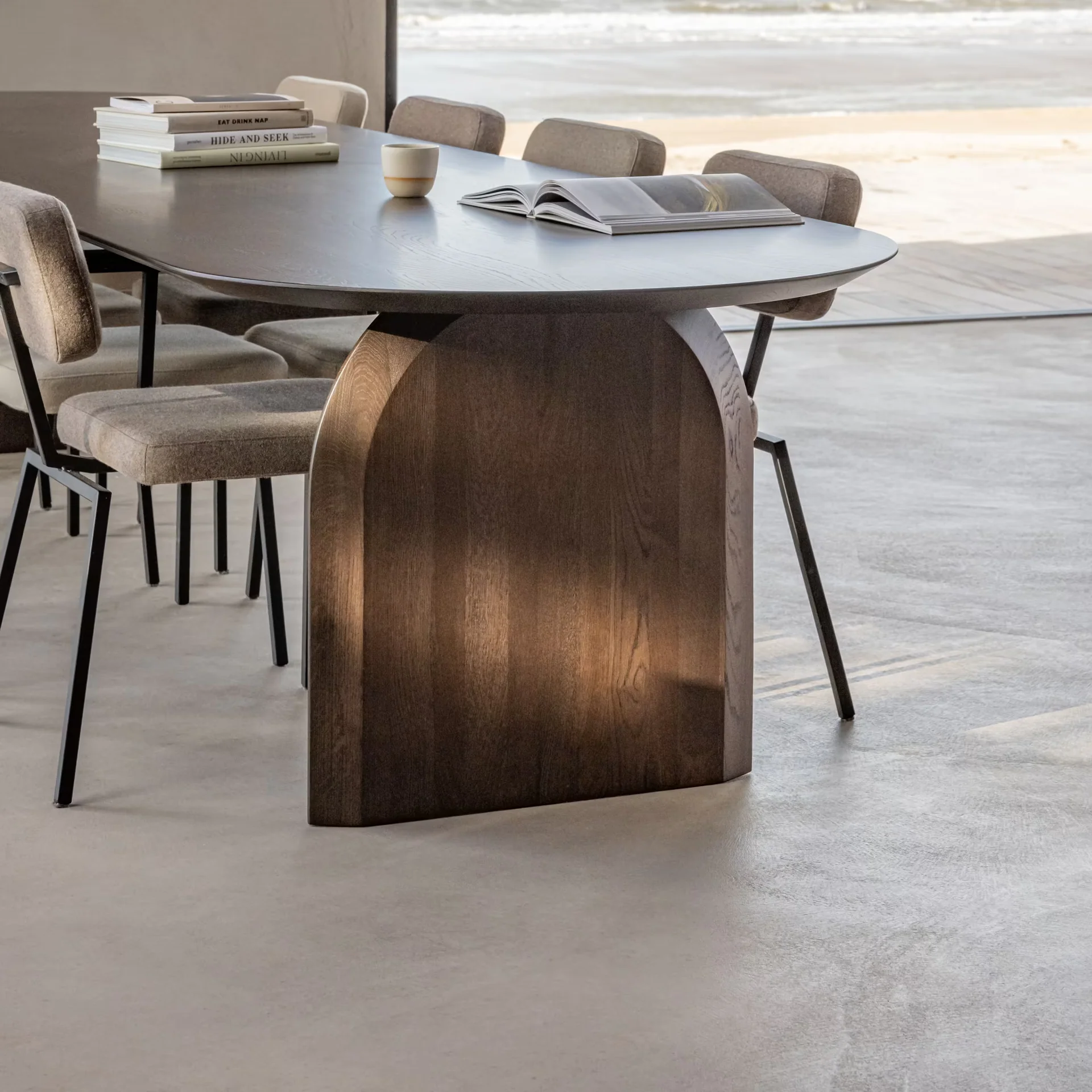STUDIO HENK Eettafel plat ovaal - Slot - 240 x 100 cm - verjongd - Eiken naturel lak