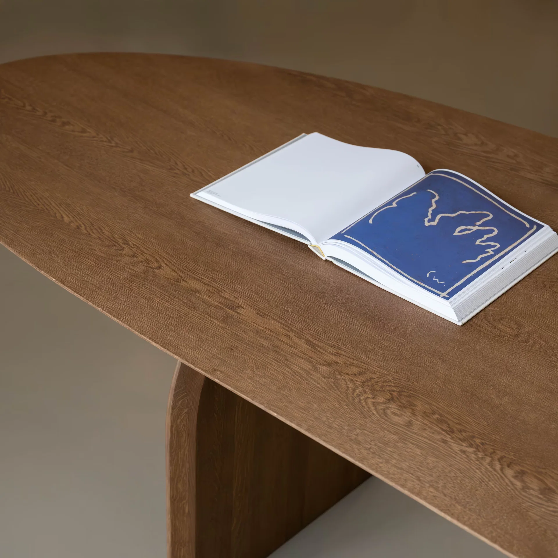 STUDIO HENK Eettafel plat ovaal - Slot - 240 x 100 cm - verjongd - Eiken naturel lak