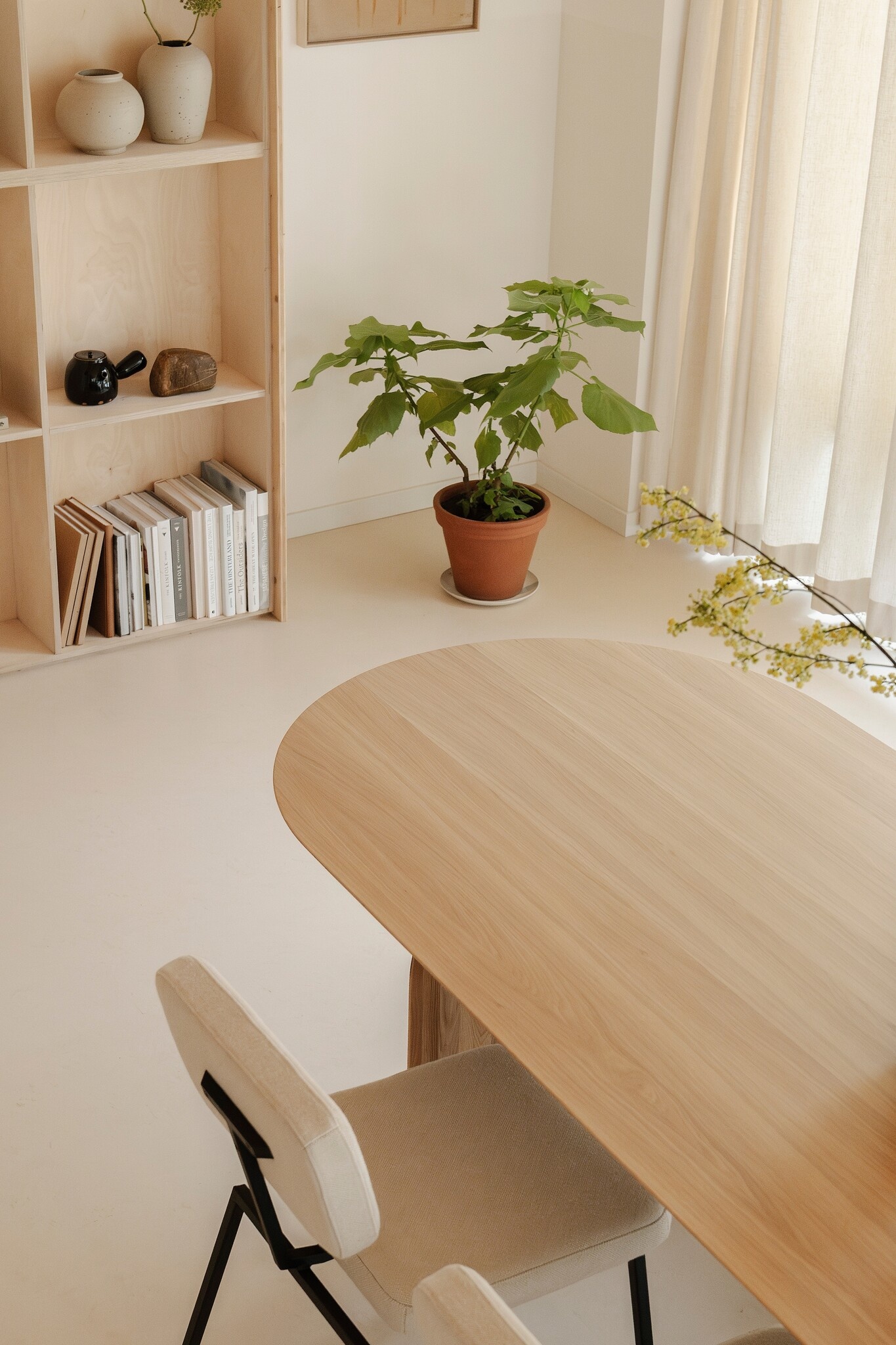 STUDIO HENK Eettafel plat ovaal - Slot - 240 x 100 cm - verjongd - Eiken naturel lak