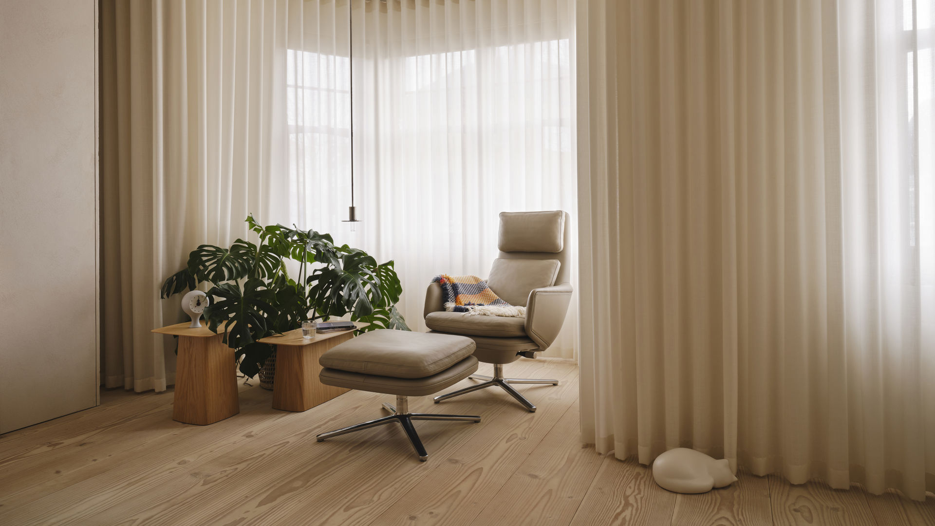 Vitra Grand Relax & Ottoman - Aluminium/Nubia Ivory Forest/ Leder Forte Chocolate