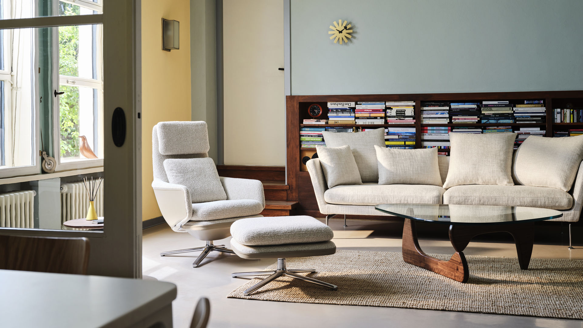 Vitra Grand Relax & Ottoman - Aluminium Gepolijst/Cosy 2 Chestnut/ Leder Forte Sand