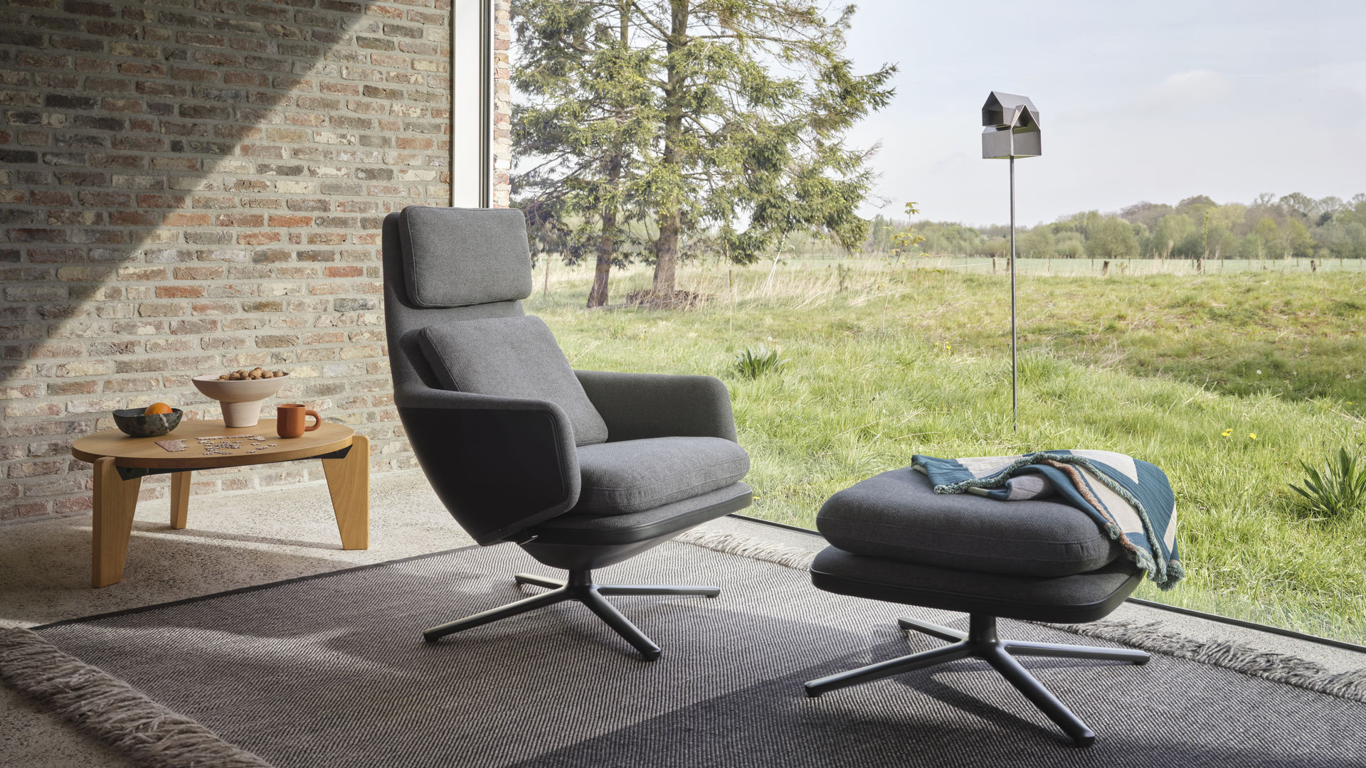 Vitra Grand Relax & Ottoman- Aluminium Basic Dark/Corsaro Bamboo Melange/ Leder Forte Sand