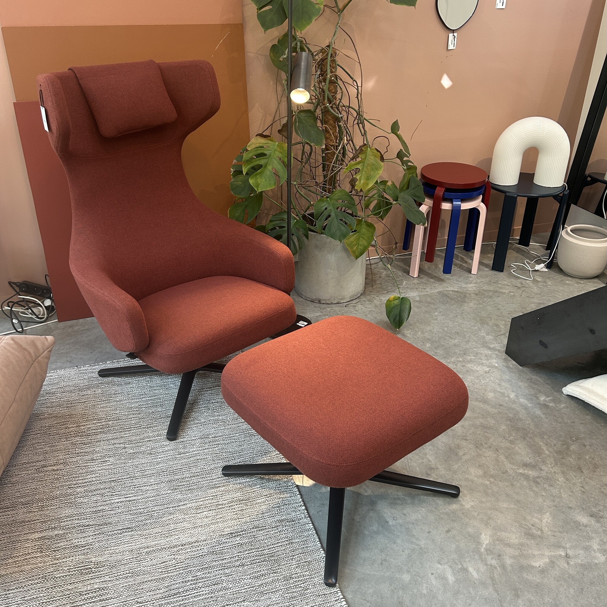 Vitra Grand Repos & Ottoman configuratie tillborg - Aluminium Basic Dark/Dumet Dark Red Melange