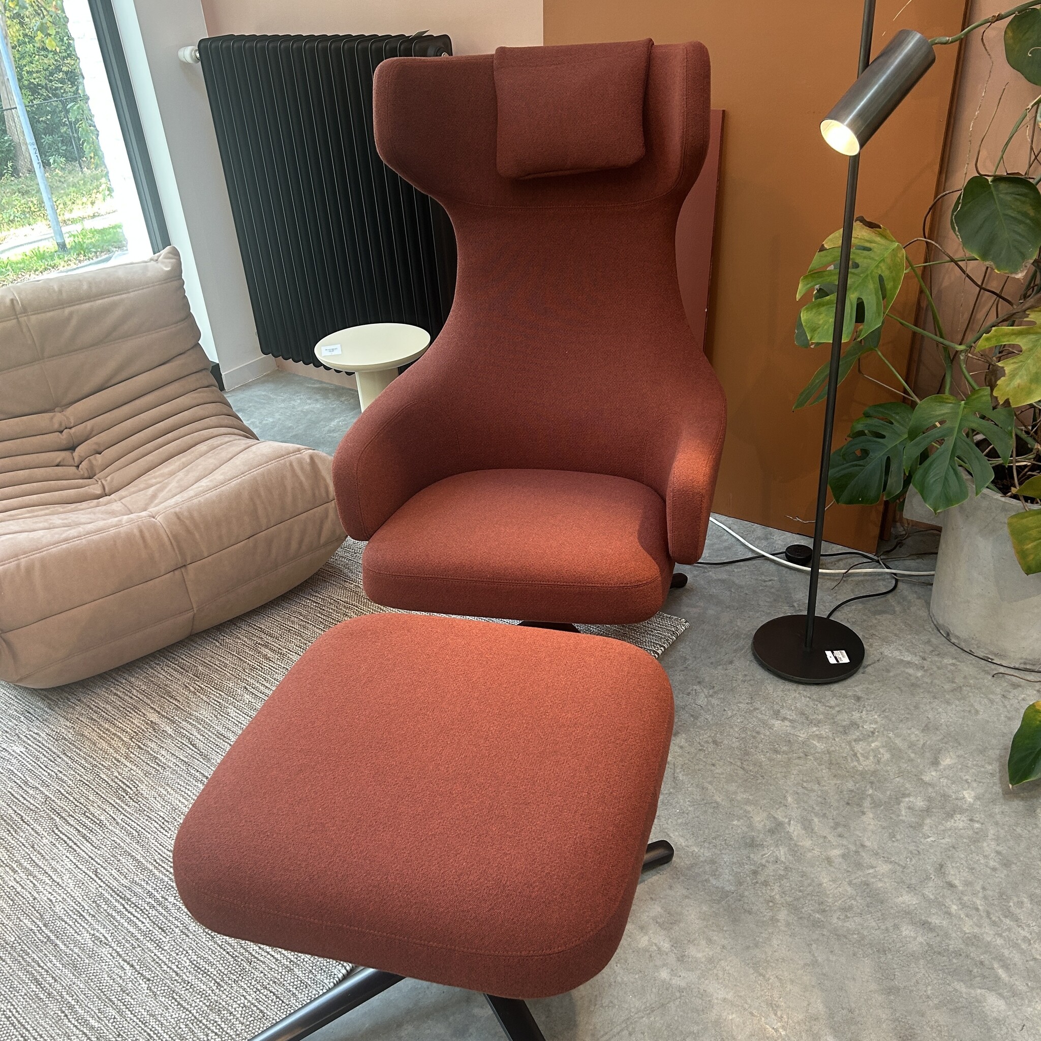 Vitra Grand Repos & Ottoman configuratie tillborg - Aluminium Basic Dark/Dumet Dark Red Melange