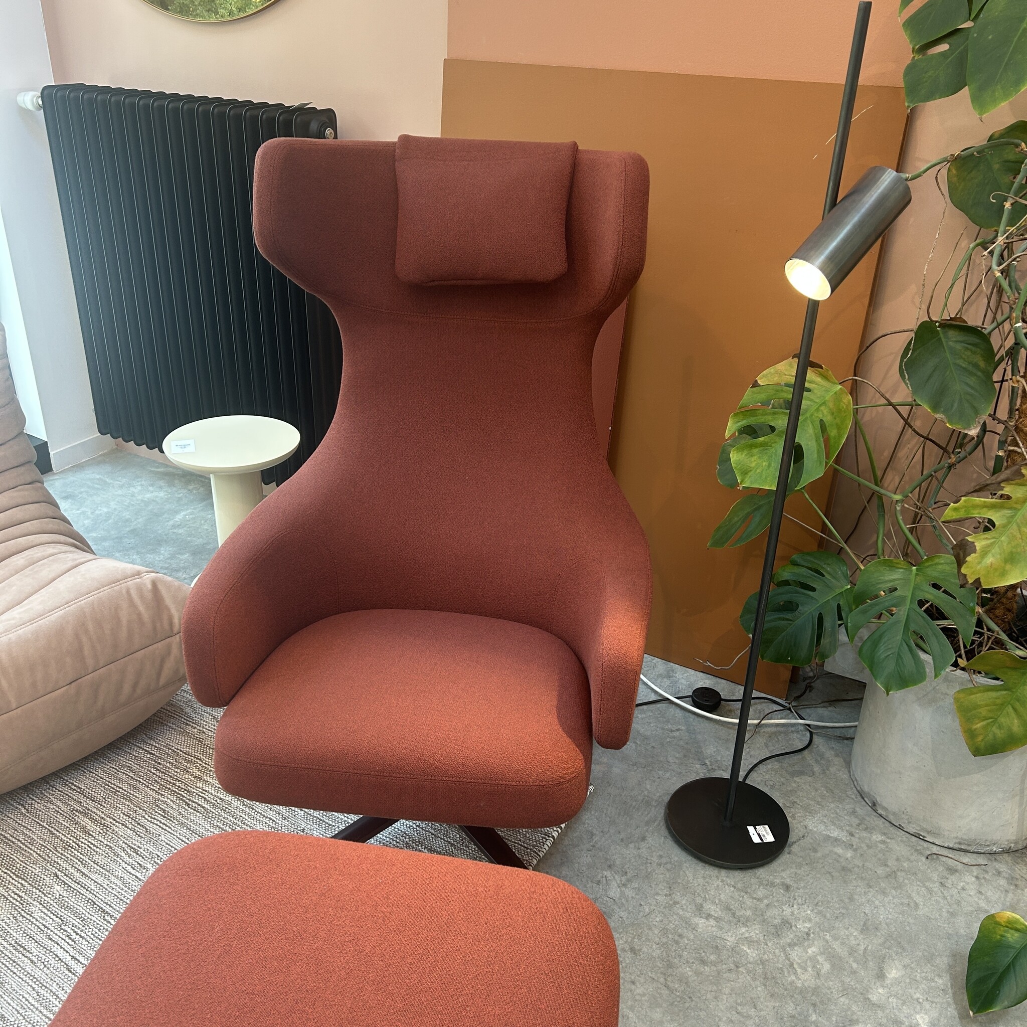 Vitra Grand Repos & Ottoman configuratie tillborg - Aluminium Basic Dark/Dumet Dark Red Melange