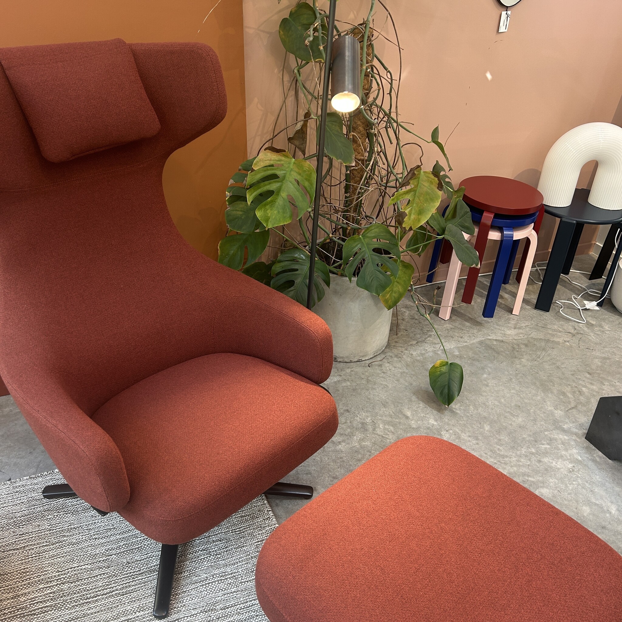 Vitra Grand Repos & Ottoman configuratie tillborg - Aluminium Basic Dark/Dumet Dark Red Melange