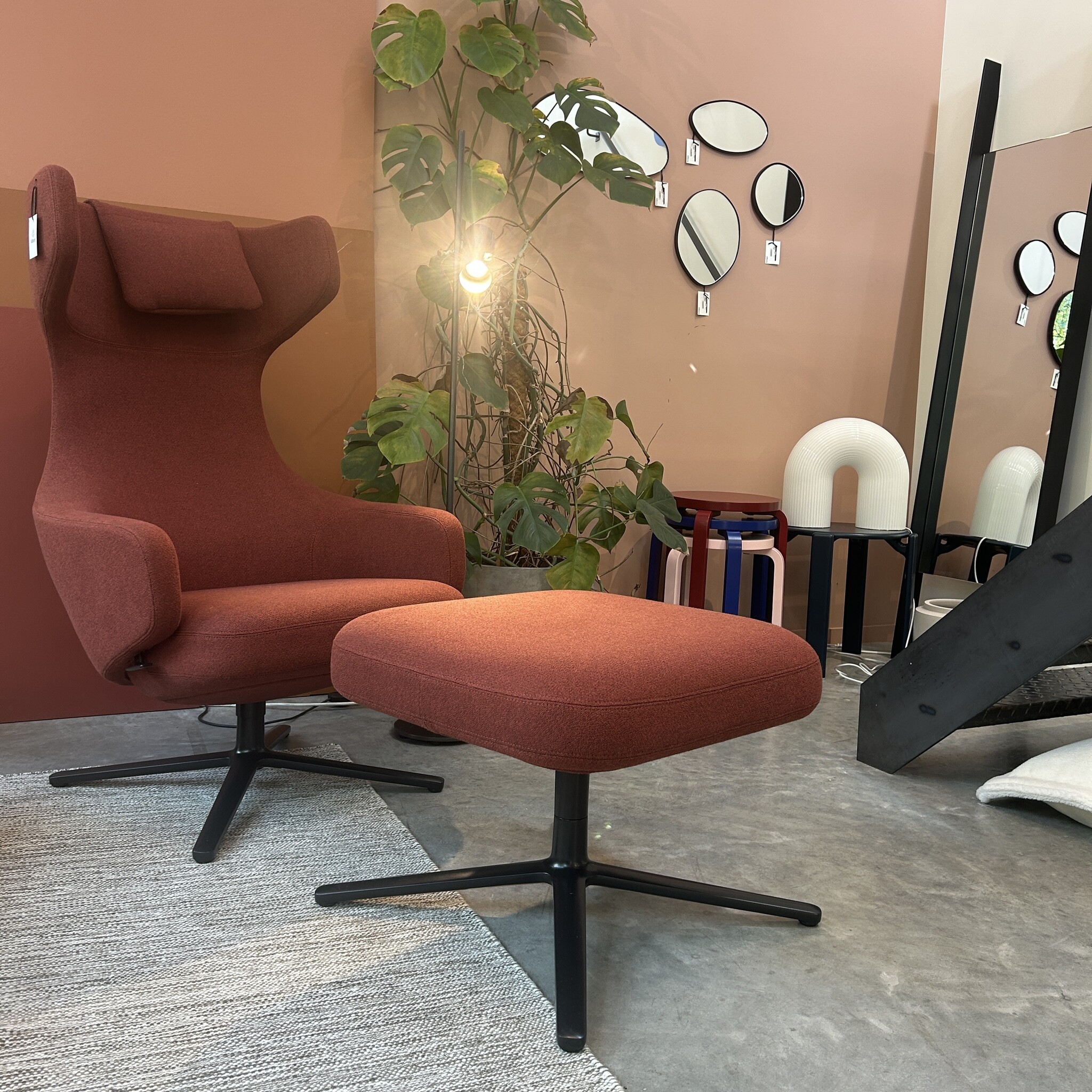 Vitra Grand Repos & Ottoman configuratie tillborg - Aluminium Basic Dark/Dumet Dark Red Melange