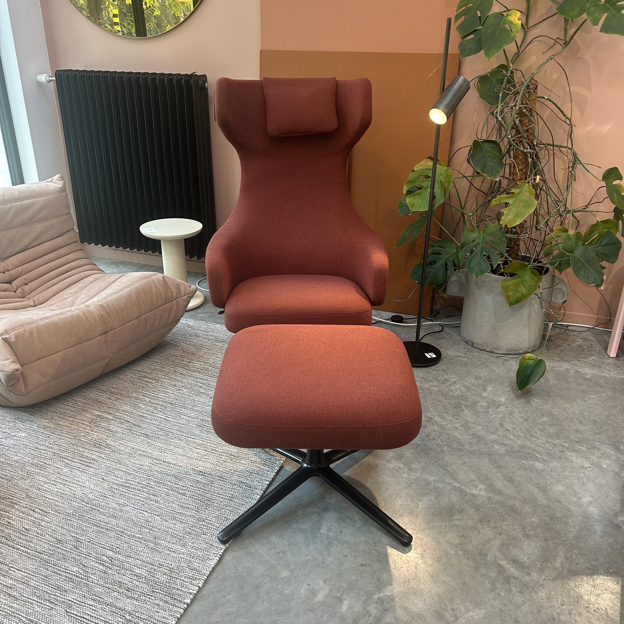 Vitra Grand Repos & Ottoman configuratie tillborg - Aluminium Basic Dark/Dumet Dark Red Melange