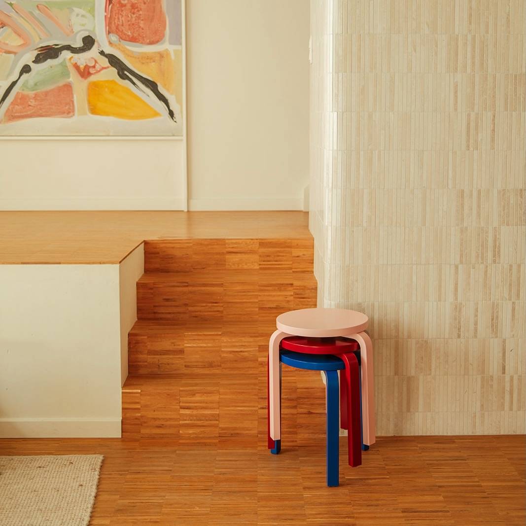 7 jaar tillborg. 1 iconische Stool 60. Met een tillborg twist.