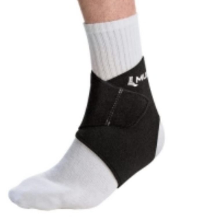 MUELLER MUELLER  Adjustable Wraparound Ankle Support