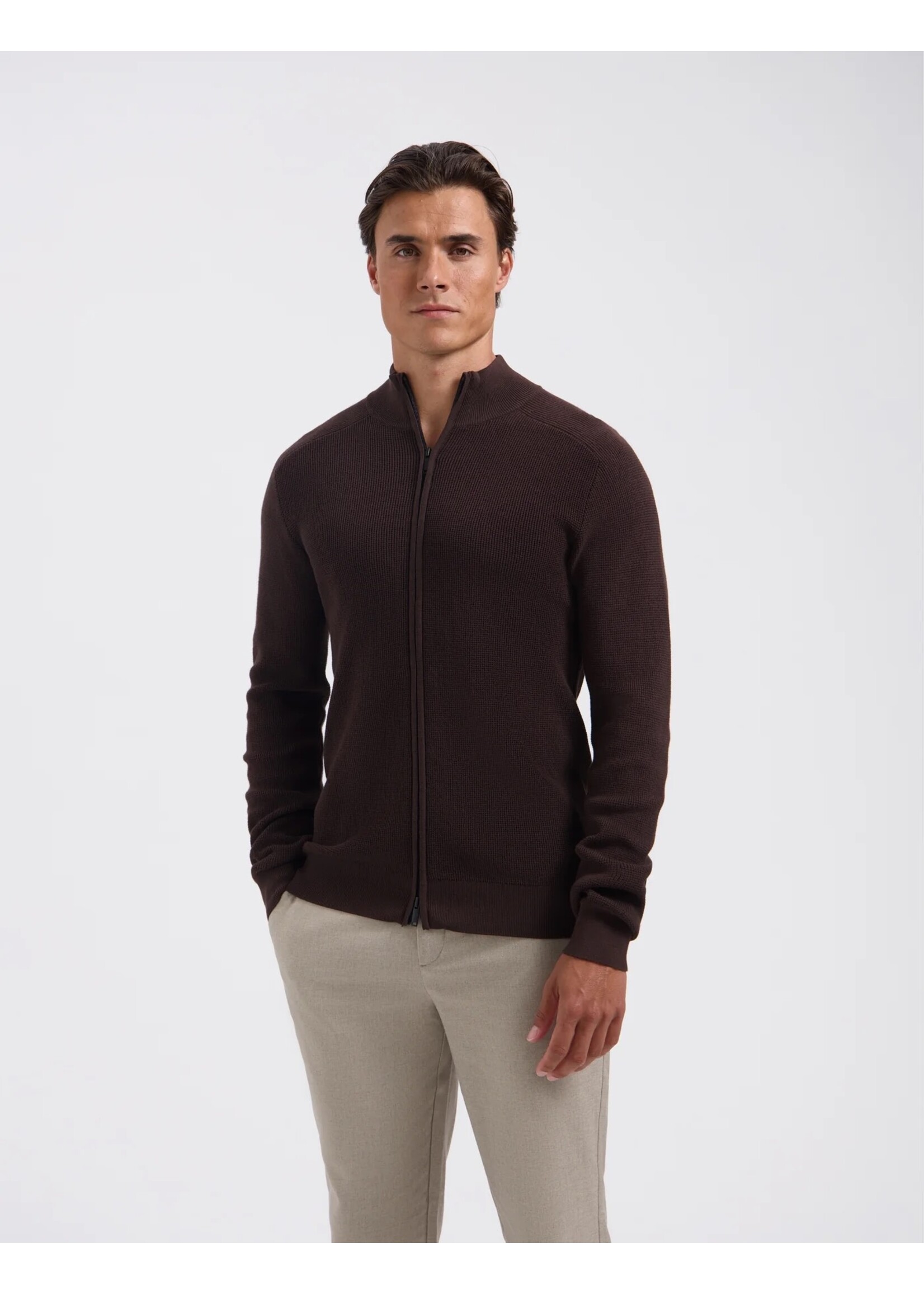 SAINT STEVE  SAINT STEVE knitted vest - koffie elco