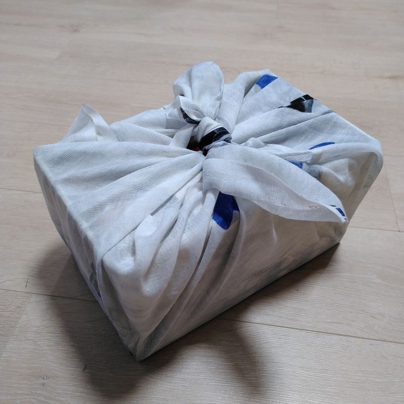 Cadeautje ingepakt met inpakdoek