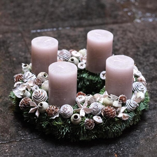 Daniel Ost Standing Christmas Wreath w/ Candles ø 35cm (soft pink/grey)