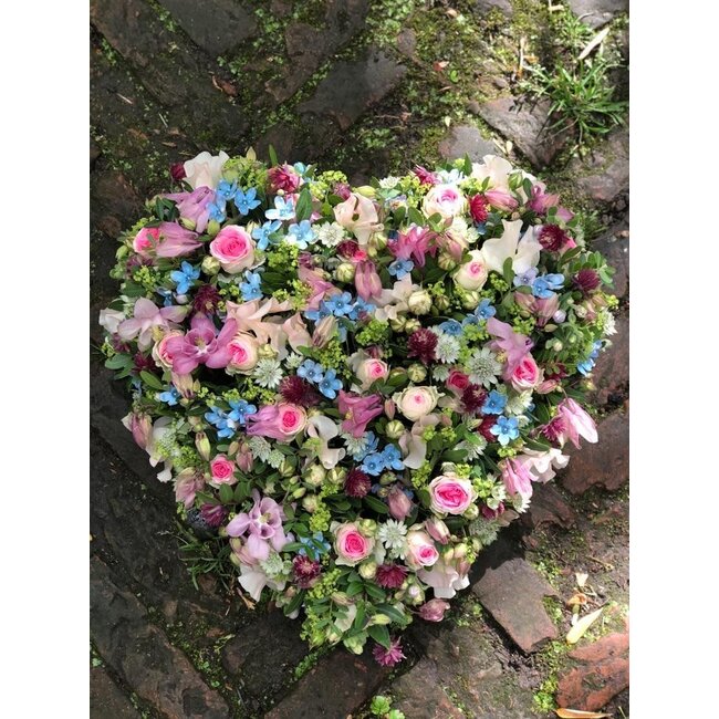 Daniel Ost Flowers Sympathy Collection – Petite Heart Tribute (30 cm)