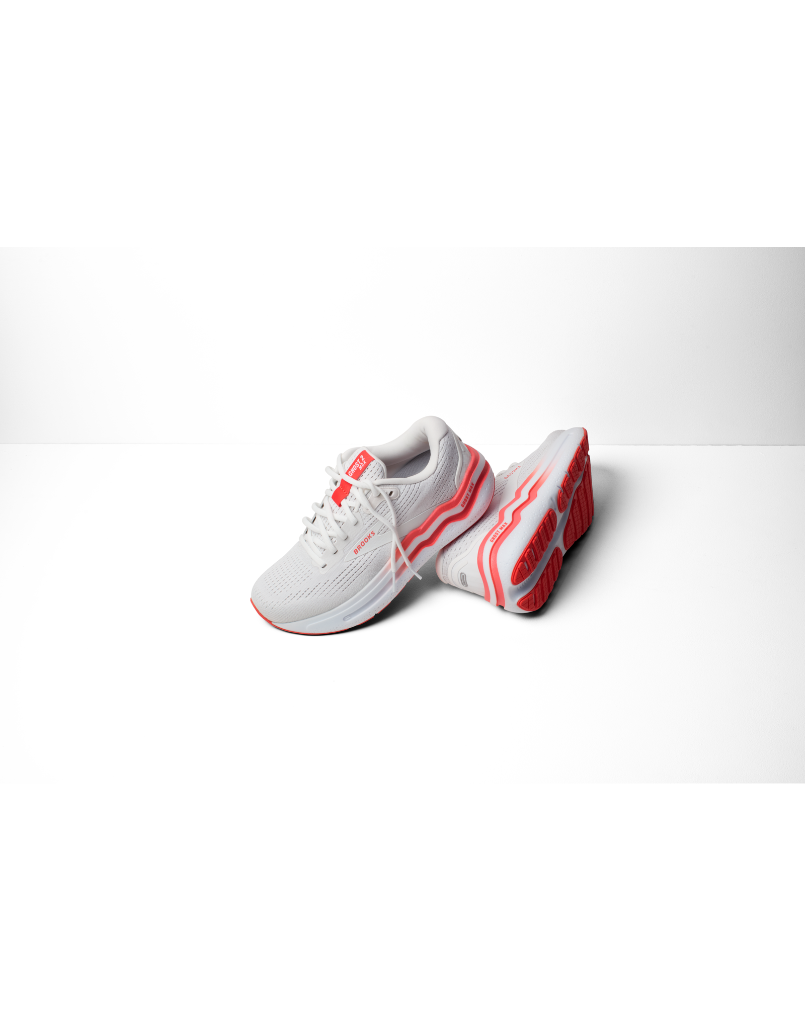 Brooks Ghost Max 2-Dames-White/Hot Coral